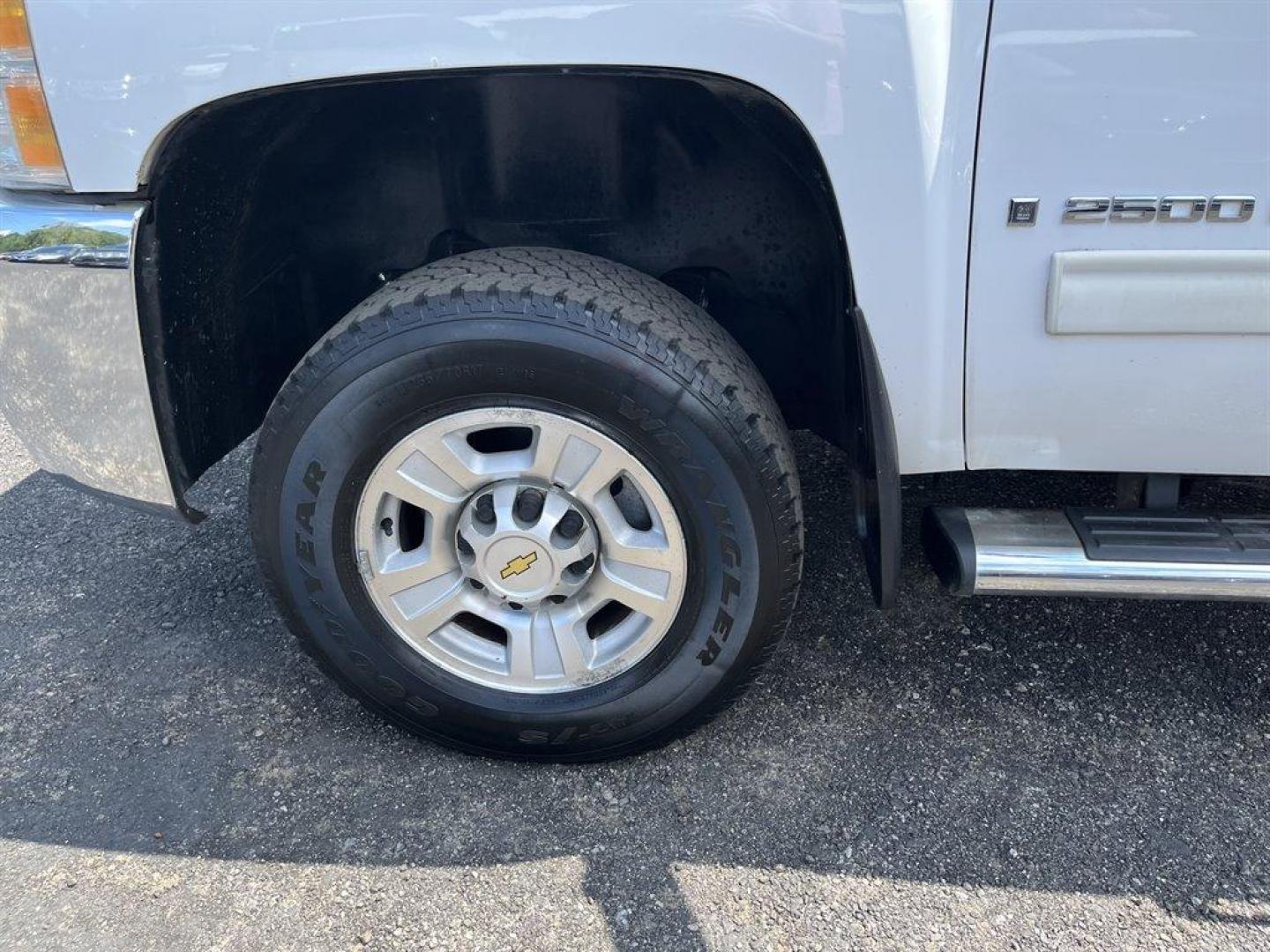 2009 White /Black Chevrolet Silverado 2500 LTZ Crew Cab Long Box 4WD (1GCHK63699F) with an 6.6l V8 DI DSL T/C 6.6l engine, Automatic transmission, located at 745 East Steele Rd., West Columbia, SC, 29170, (803) 755-9148, 33.927212, -81.148483 - Special Internet Price! 2009 Chevrolet Silverado 2500 with leather seats, backup camera, cruise control, powered windows, audio system, digital clock, auto-tone control, Radio Data System (RDS), speed-compensated volume and TheftLock - Photo#31