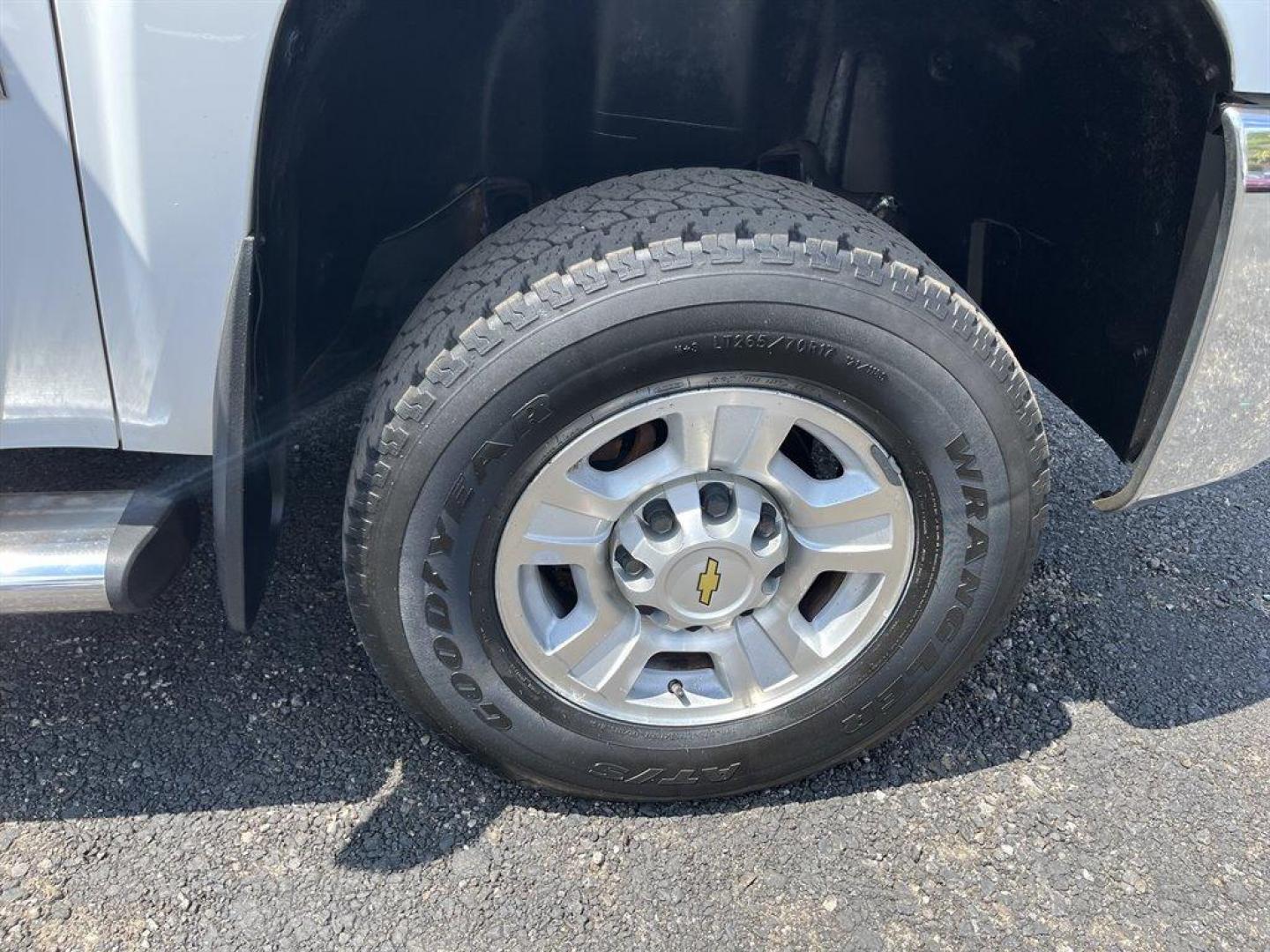 2009 White /Black Chevrolet Silverado 2500 LTZ Crew Cab Long Box 4WD (1GCHK63699F) with an 6.6l V8 DI DSL T/C 6.6l engine, Automatic transmission, located at 745 East Steele Rd., West Columbia, SC, 29170, (803) 755-9148, 33.927212, -81.148483 - Special Internet Price! 2009 Chevrolet Silverado 2500 with leather seats, backup camera, cruise control, powered windows, audio system, digital clock, auto-tone control, Radio Data System (RDS), speed-compensated volume and TheftLock - Photo#32