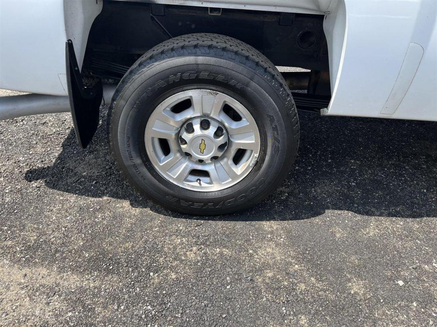 2009 White /Black Chevrolet Silverado 2500 LTZ Crew Cab Long Box 4WD (1GCHK63699F) with an 6.6l V8 DI DSL T/C 6.6l engine, Automatic transmission, located at 745 East Steele Rd., West Columbia, SC, 29170, (803) 755-9148, 33.927212, -81.148483 - Special Internet Price! 2009 Chevrolet Silverado 2500 with leather seats, backup camera, cruise control, powered windows, audio system, digital clock, auto-tone control, Radio Data System (RDS), speed-compensated volume and TheftLock - Photo#33