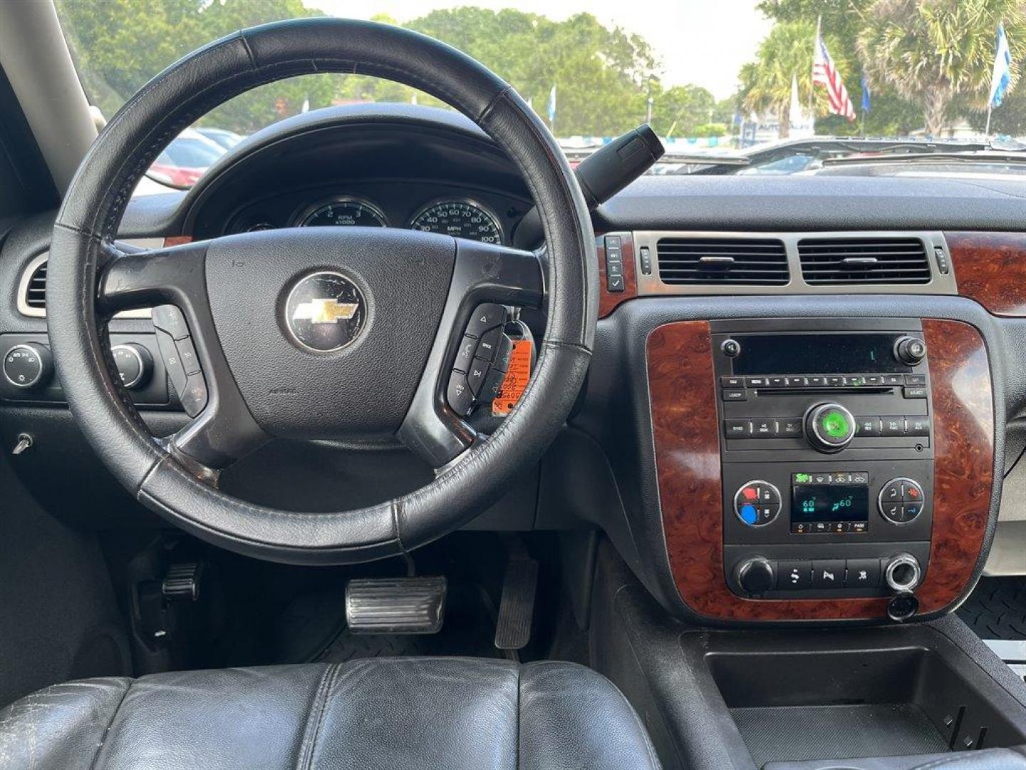 2009 White /Black Chevrolet Silverado 2500 LTZ Crew Cab Long Box 4WD (1GCHK63699F) with an 6.6l V8 DI DSL T/C 6.6l engine, Automatic transmission, located at 745 East Steele Rd., West Columbia, SC, 29170, (803) 755-9148, 33.927212, -81.148483 - Special Internet Price! 2009 Chevrolet Silverado 2500 with leather seats, backup camera, cruise control, powered windows, audio system, digital clock, auto-tone control, Radio Data System (RDS), speed-compensated volume and TheftLock - Photo#4