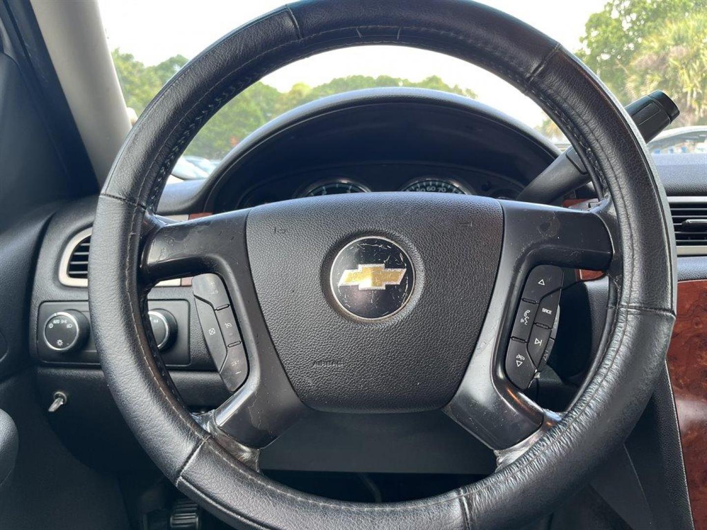 2009 White /Black Chevrolet Silverado 2500 LTZ Crew Cab Long Box 4WD (1GCHK63699F) with an 6.6l V8 DI DSL T/C 6.6l engine, Automatic transmission, located at 745 East Steele Rd., West Columbia, SC, 29170, (803) 755-9148, 33.927212, -81.148483 - Special Internet Price! 2009 Chevrolet Silverado 2500 with leather seats, backup camera, cruise control, powered windows, audio system, digital clock, auto-tone control, Radio Data System (RDS), speed-compensated volume and TheftLock - Photo#5