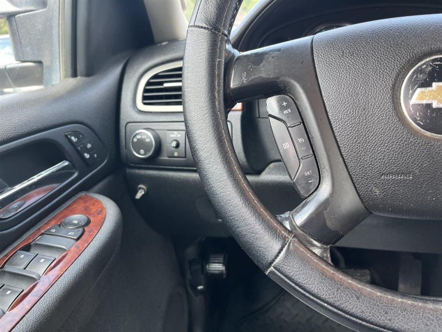 2009 White /Black Chevrolet Silverado 2500 LTZ Crew Cab Long Box 4WD (1GCHK63699F) with an 6.6l V8 DI DSL T/C 6.6l engine, Automatic transmission, located at 745 East Steele Rd., West Columbia, SC, 29170, (803) 755-9148, 33.927212, -81.148483 - Special Internet Price! 2009 Chevrolet Silverado 2500 with leather seats, backup camera, cruise control, powered windows, audio system, digital clock, auto-tone control, Radio Data System (RDS), speed-compensated volume and TheftLock - Photo#6