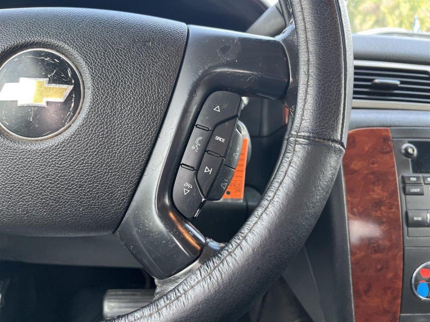 2009 White /Black Chevrolet Silverado 2500 LTZ Crew Cab Long Box 4WD (1GCHK63699F) with an 6.6l V8 DI DSL T/C 6.6l engine, Automatic transmission, located at 745 East Steele Rd., West Columbia, SC, 29170, (803) 755-9148, 33.927212, -81.148483 - Special Internet Price! 2009 Chevrolet Silverado 2500 with leather seats, backup camera, cruise control, powered windows, audio system, digital clock, auto-tone control, Radio Data System (RDS), speed-compensated volume and TheftLock - Photo#7