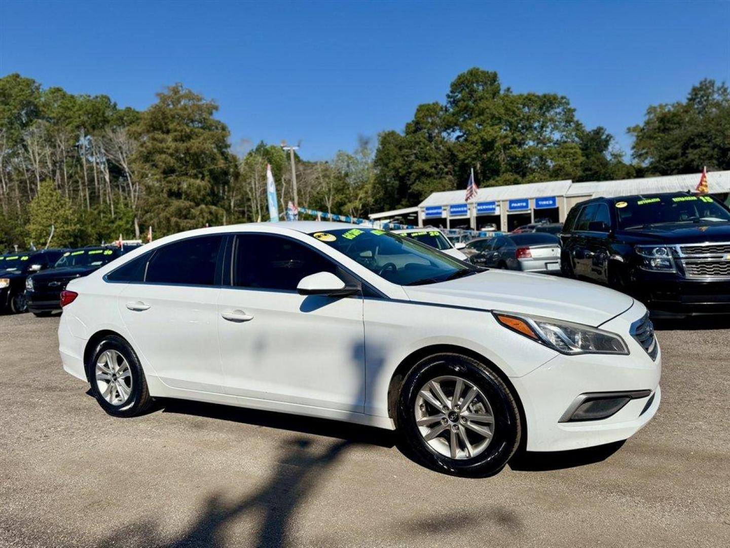 2016 White /Tan Hyundai Sonata SE (5NPE24AF2GH) with an 2.4l I-4 DI Dohc 2.4l engine, Automatic transmission, located at 745 East Steele Rd., West Columbia, SC, 29170, (803) 755-9148, 33.927212, -81.148483 - Special Internet Price! 2016 Hyundai Sonata With Bluetooth, AM/FM/SiriusXM/CD/MP3 Display Audio -inc: iPhone/USB and auxiliary jacks, 7-inch color touchscreen, Apple Car Play, Android Auto, HD Radio Technology, Cruise Control, Remote Keyless Entry, Power Windows, Cloth Interior, Electronic Stability - Photo#2