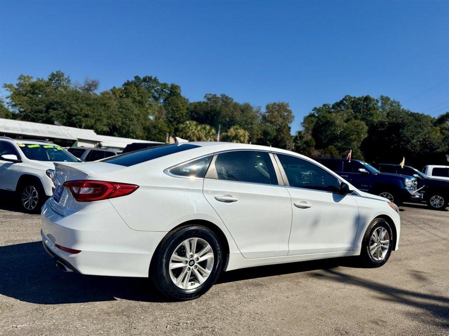 2016 White /Tan Hyundai Sonata SE (5NPE24AF2GH) with an 2.4l I-4 DI Dohc 2.4l engine, Automatic transmission, located at 745 East Steele Rd., West Columbia, SC, 29170, (803) 755-9148, 33.927212, -81.148483 - Special Internet Price! 2016 Hyundai Sonata With Bluetooth, AM/FM/SiriusXM/CD/MP3 Display Audio -inc: iPhone/USB and auxiliary jacks, 7-inch color touchscreen, Apple Car Play, Android Auto, HD Radio Technology, Cruise Control, Remote Keyless Entry, Power Windows, Cloth Interior, Electronic Stability - Photo#3