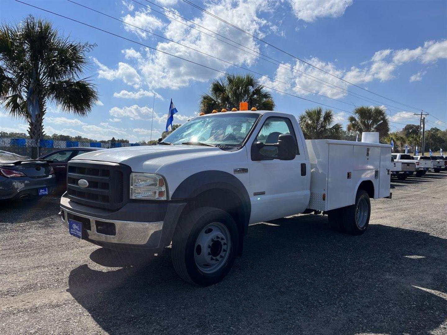 2007 White /Grey Ford F450sd Regular Cab 2WD DRW (1FDXF46P47E) with an 6.0l V8 FI Tdsl 6.0l engine, Automatic transmission, located at 745 East Steele Rd., West Columbia, SC, 29170, (803) 755-9148, 33.927212, -81.148483 - Special Internet Price-2007 Ford F450sd XL Utility Box on bed, Cold A/C, Cruise Control, Leather Interior and AUX port - Photo#0