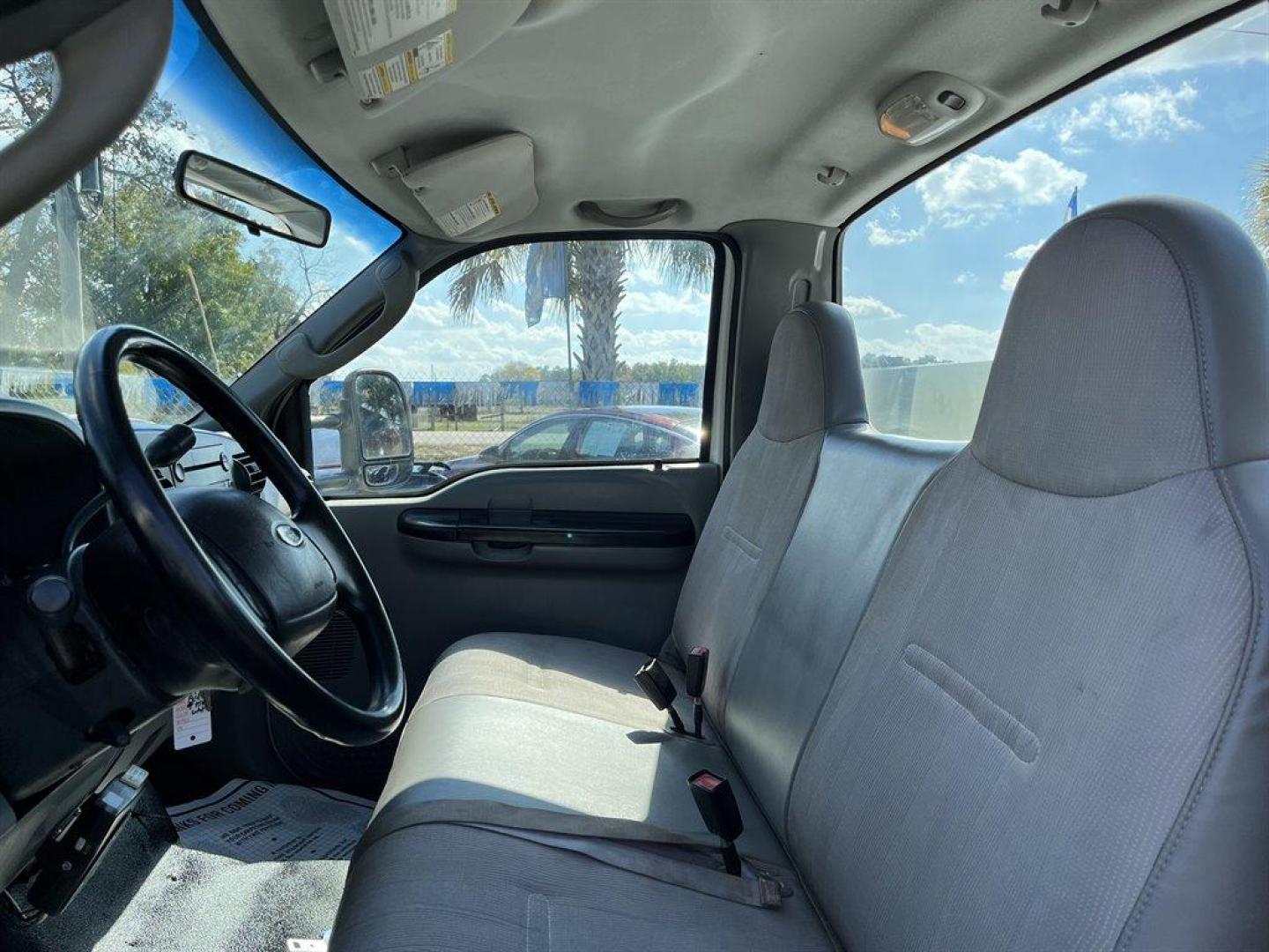 2007 White /Grey Ford F450sd Regular Cab 2WD DRW (1FDXF46P47E) with an 6.0l V8 FI Tdsl 6.0l engine, Automatic transmission, located at 745 East Steele Rd., West Columbia, SC, 29170, (803) 755-9148, 33.927212, -81.148483 - Special Internet Price-2007 Ford F450sd XL Utility Box on bed, Cold A/C, Cruise Control, Leather Interior and AUX port - Photo#13