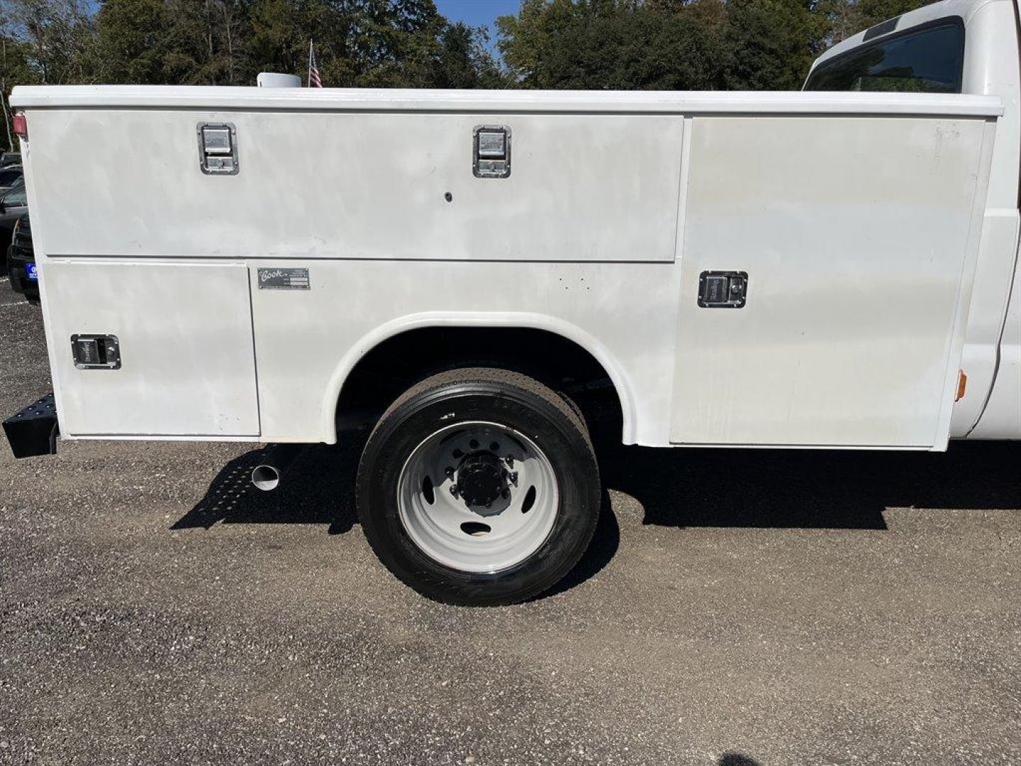 2007 White /Grey Ford F450sd Regular Cab 2WD DRW (1FDXF46P47E) with an 6.0l V8 FI Tdsl 6.0l engine, Automatic transmission, located at 745 East Steele Rd., West Columbia, SC, 29170, (803) 755-9148, 33.927212, -81.148483 - Special Internet Price-2007 Ford F450sd XL Utility Box on bed, Cold A/C, Cruise Control, Leather Interior and AUX port - Photo#16