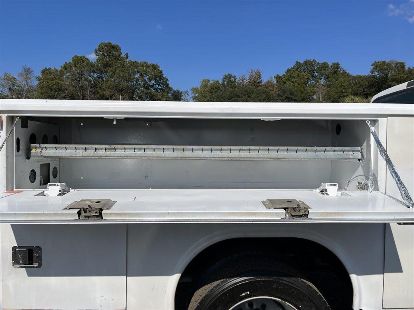 2007 White /Grey Ford F450sd Regular Cab 2WD DRW (1FDXF46P47E) with an 6.0l V8 FI Tdsl 6.0l engine, Automatic transmission, located at 745 East Steele Rd., West Columbia, SC, 29170, (803) 755-9148, 33.927212, -81.148483 - Special Internet Price-2007 Ford F450sd XL Utility Box on bed, Cold A/C, Cruise Control, Leather Interior and AUX port - Photo#18