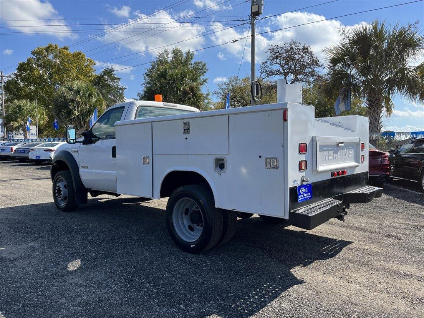 2007 White /Grey Ford F450sd Regular Cab 2WD DRW (1FDXF46P47E) with an 6.0l V8 FI Tdsl 6.0l engine, Automatic transmission, located at 745 East Steele Rd., West Columbia, SC, 29170, (803) 755-9148, 33.927212, -81.148483 - Special Internet Price-2007 Ford F450sd XL Utility Box on bed, Cold A/C, Cruise Control, Leather Interior and AUX port - Photo#1