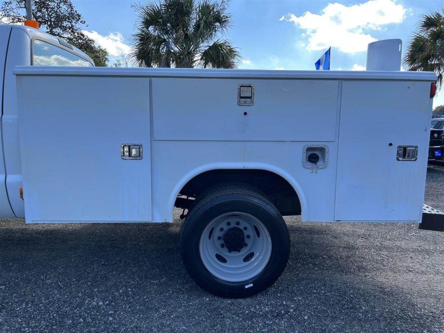 2007 White /Grey Ford F450sd Regular Cab 2WD DRW (1FDXF46P47E) with an 6.0l V8 FI Tdsl 6.0l engine, Automatic transmission, located at 745 East Steele Rd., West Columbia, SC, 29170, (803) 755-9148, 33.927212, -81.148483 - Special Internet Price-2007 Ford F450sd XL Utility Box on bed, Cold A/C, Cruise Control, Leather Interior and AUX port - Photo#20