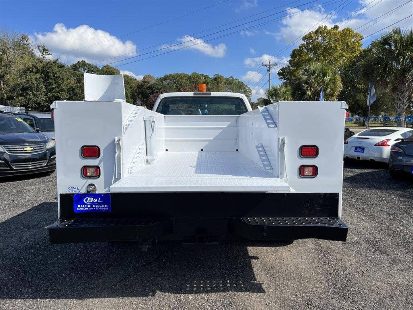 2007 White /Grey Ford F450sd Regular Cab 2WD DRW (1FDXF46P47E) with an 6.0l V8 FI Tdsl 6.0l engine, Automatic transmission, located at 745 East Steele Rd., West Columbia, SC, 29170, (803) 755-9148, 33.927212, -81.148483 - Special Internet Price-2007 Ford F450sd XL Utility Box on bed, Cold A/C, Cruise Control, Leather Interior and AUX port - Photo#28