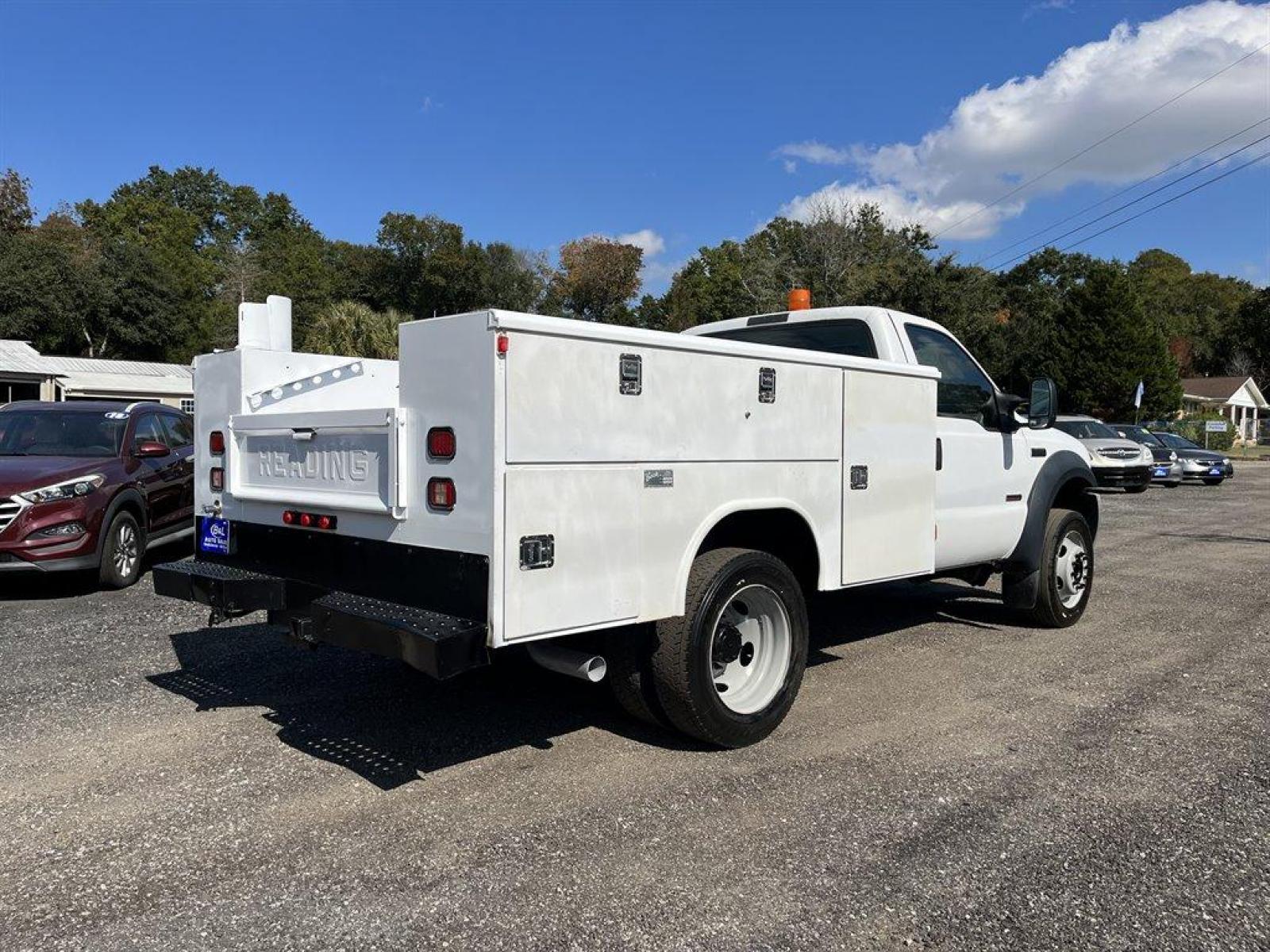 2007 White /Grey Ford F450sd (1FDXF46P47E) with an 6.0l V8 FI Tdsl 6.0l engine, Automatic transmission, located at 745 East Steele Rd., West Columbia, SC, 29170, (803) 755-9148, 33.927212, -81.148483 - Special Internet Price-2007 Ford F450sd XL Utility Box on bed, Cold A/C, Cruise Control, Leather Interior and AUX port - Photo #2