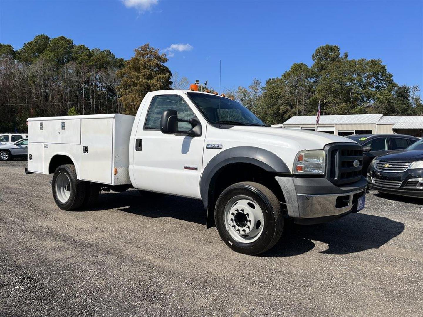 2007 White /Grey Ford F450sd Regular Cab 2WD DRW (1FDXF46P47E) with an 6.0l V8 FI Tdsl 6.0l engine, Automatic transmission, located at 745 East Steele Rd., West Columbia, SC, 29170, (803) 755-9148, 33.927212, -81.148483 - Special Internet Price-2007 Ford F450sd XL Utility Box on bed, Cold A/C, Cruise Control, Leather Interior and AUX port - Photo#3