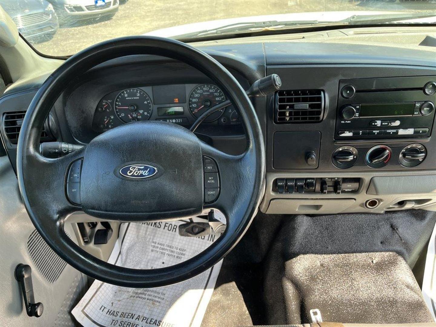 2007 White /Grey Ford F450sd Regular Cab 2WD DRW (1FDXF46P47E) with an 6.0l V8 FI Tdsl 6.0l engine, Automatic transmission, located at 745 East Steele Rd., West Columbia, SC, 29170, (803) 755-9148, 33.927212, -81.148483 - Special Internet Price-2007 Ford F450sd XL Utility Box on bed, Cold A/C, Cruise Control, Leather Interior and AUX port - Photo#4