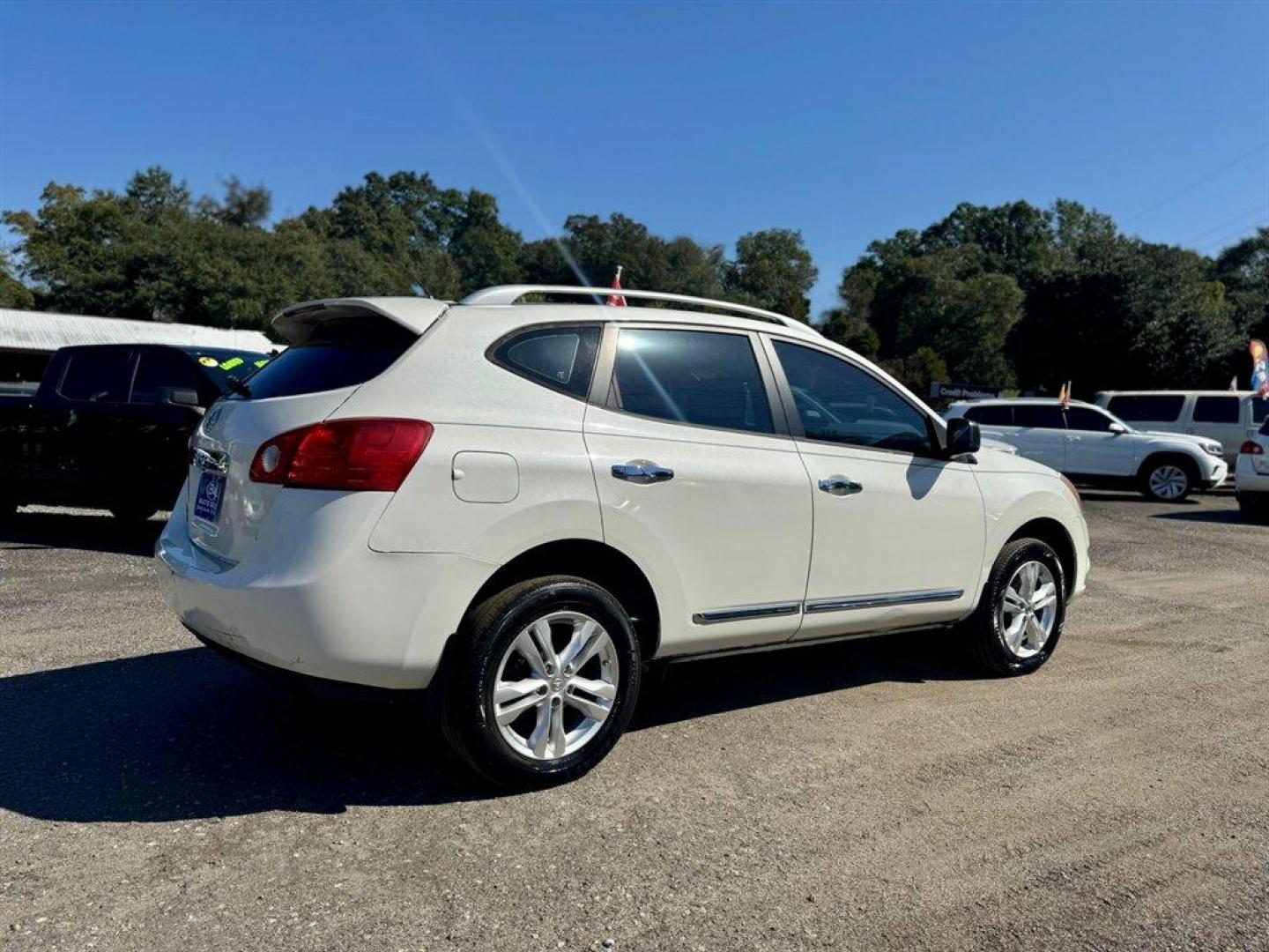 2014 White /Grey Nissan Rogue Select (JN8AS5MT5EW) with an 2.5l I-4 MPI Dohc 2.5l engine, Automatic transmission, located at 745 East Steele Rd., West Columbia, SC, 29170, (803) 755-9148, 33.927212, -81.148483 - Special Internet Price! 2014 Nissan Rogue Select - Photo#3