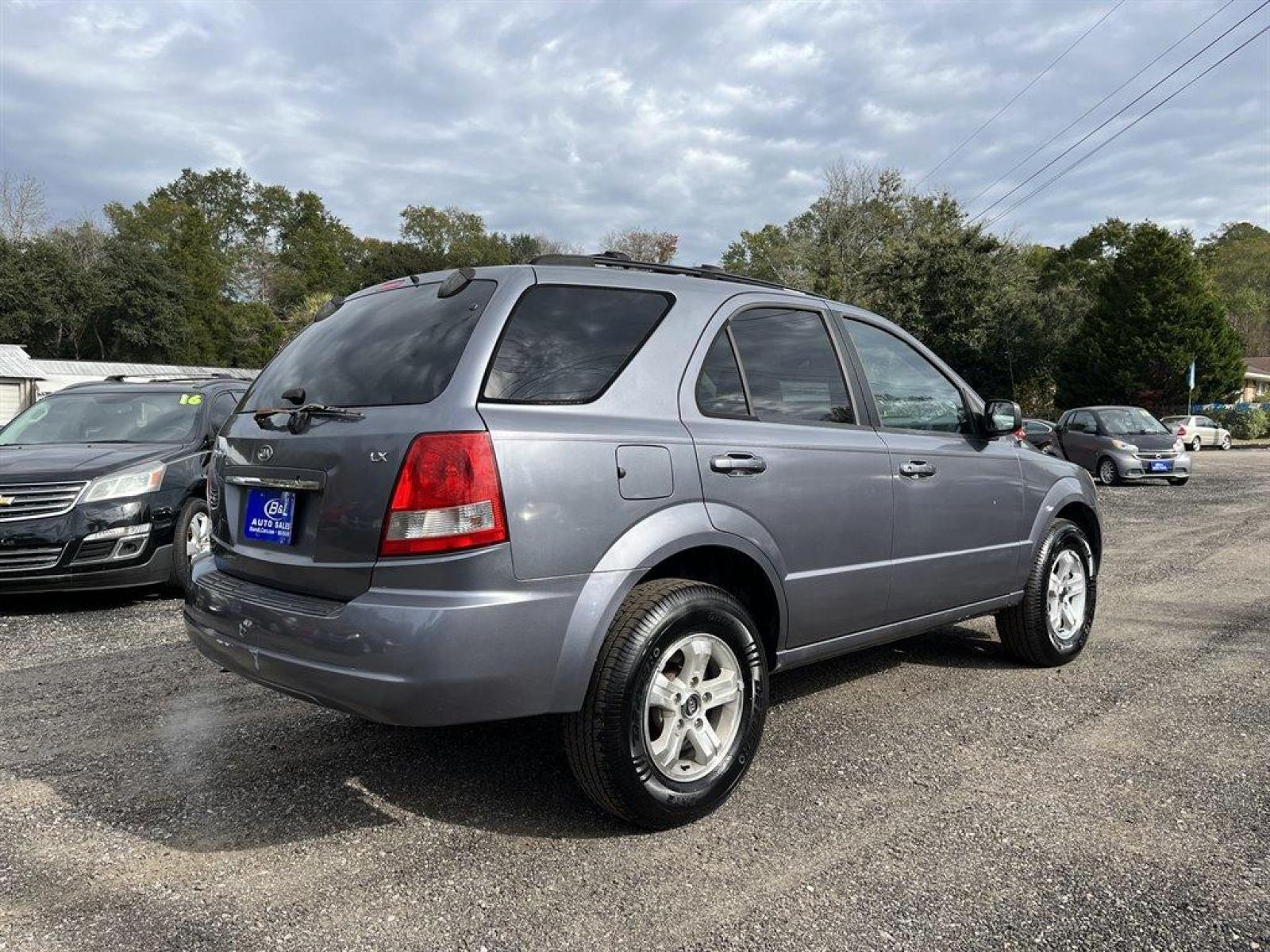 2005 Blue /Grey Kia Sorento (KNDJD733555) with an 3.5l V6 EFI 3.5l engine, Auto transmission, located at 745 East Steele Rd., West Columbia, SC, 29170, (803) 755-9148, 33.927212, -81.148483 - Internet CASH Special Price-2005 Kia Sorento LX has Snow Mode, Power Windows, Cloth Interior and is Very Spacious AS IS! AS IS! AS IS! - Photo #2
