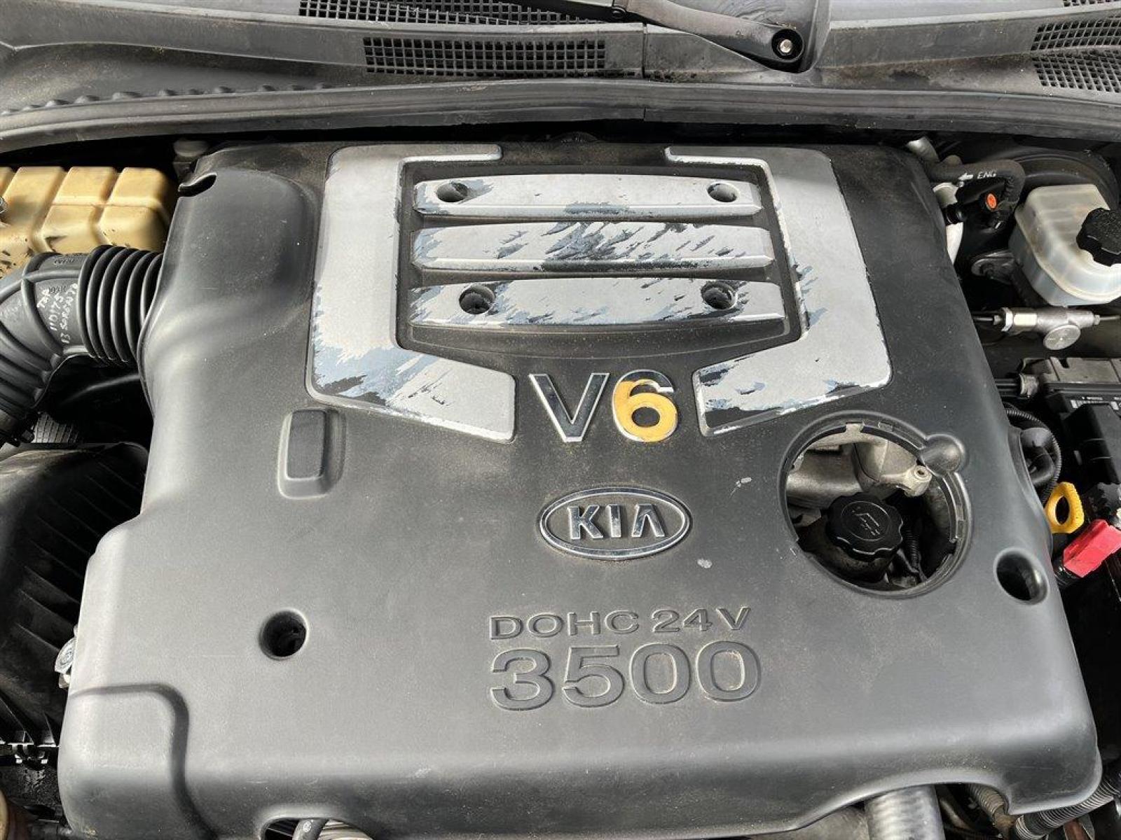 2005 Blue /Grey Kia Sorento (KNDJD733555) with an 3.5l V6 EFI 3.5l engine, Auto transmission, located at 745 East Steele Rd., West Columbia, SC, 29170, (803) 755-9148, 33.927212, -81.148483 - Internet CASH Special Price-2005 Kia Sorento LX has Snow Mode, Power Windows, Cloth Interior and is Very Spacious AS IS! AS IS! AS IS! - Photo #37