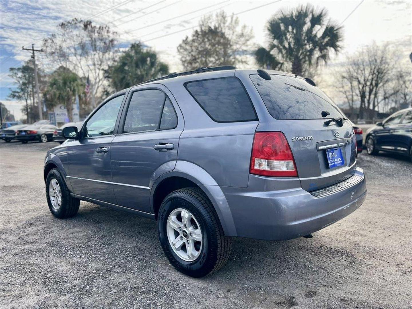 2005 Blue /Grey Kia Sorento EX 2WD (KNDJD733555) with an 3.5l V6 EFI 3.5l engine, Automatic transmission, located at 745 East Steele Rd., West Columbia, SC, 29170, (803) 755-9148, 33.927212, -81.148483 - Special Internet Price! 2005 Kia Sorento with AM/FM radio, Cruise control, Cloth interior, Powered windows, Powered door locks, Plus more! - Photo#1