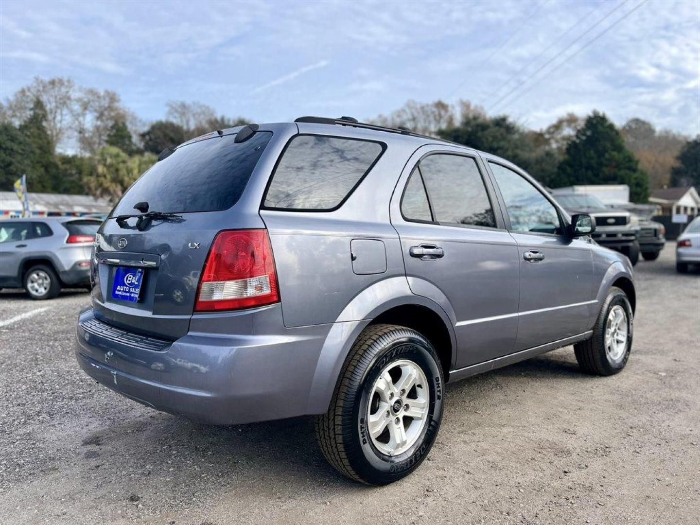 2005 Blue /Grey Kia Sorento EX 2WD (KNDJD733555) with an 3.5l V6 EFI 3.5l engine, Automatic transmission, located at 745 East Steele Rd., West Columbia, SC, 29170, (803) 755-9148, 33.927212, -81.148483 - Special Internet Price! 2005 Kia Sorento with AM/FM radio, Cruise control, Cloth interior, Powered windows, Powered door locks, Plus more! - Photo#2