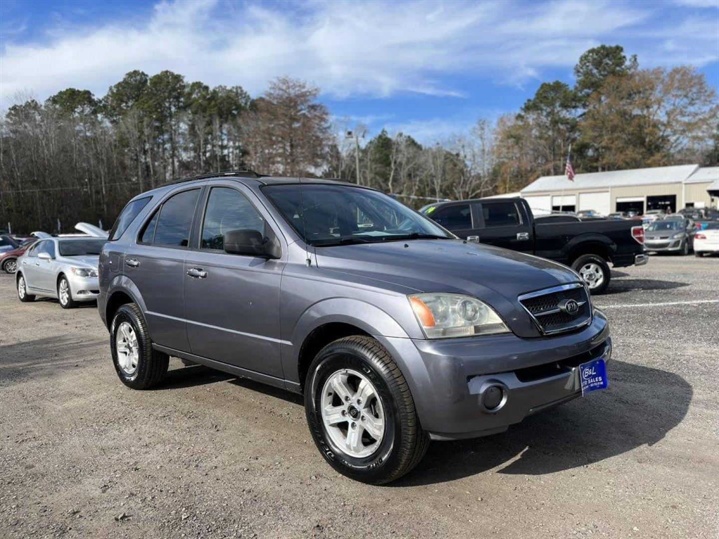 2005 Blue /Grey Kia Sorento EX 2WD (KNDJD733555) with an 3.5l V6 EFI 3.5l engine, Automatic transmission, located at 745 East Steele Rd., West Columbia, SC, 29170, (803) 755-9148, 33.927212, -81.148483 - Special Internet Price! 2005 Kia Sorento with AM/FM radio, Cruise control, Cloth interior, Powered windows, Powered door locks, Plus more! - Photo#3