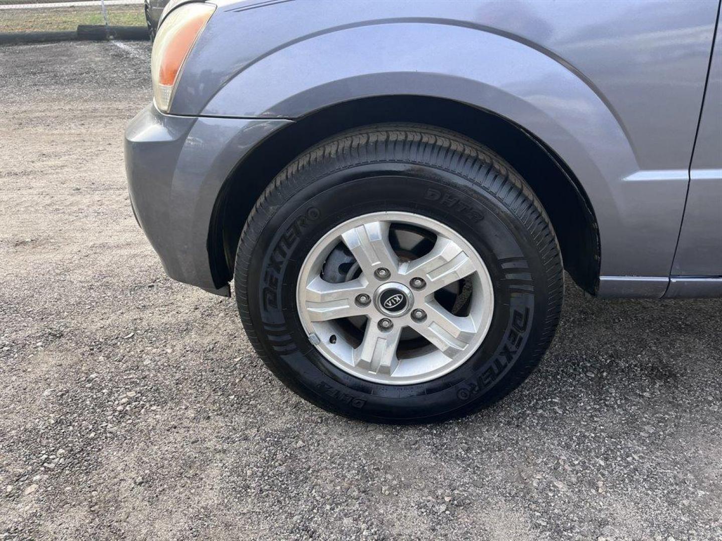 2005 Blue /Grey Kia Sorento EX 2WD (KNDJD733555) with an 3.5l V6 EFI 3.5l engine, Automatic transmission, located at 745 East Steele Rd., West Columbia, SC, 29170, (803) 755-9148, 33.927212, -81.148483 - Special Internet Price! 2005 Kia Sorento with AM/FM radio, Cruise control, Cloth interior, Powered windows, Powered door locks, Plus more! - Photo#25