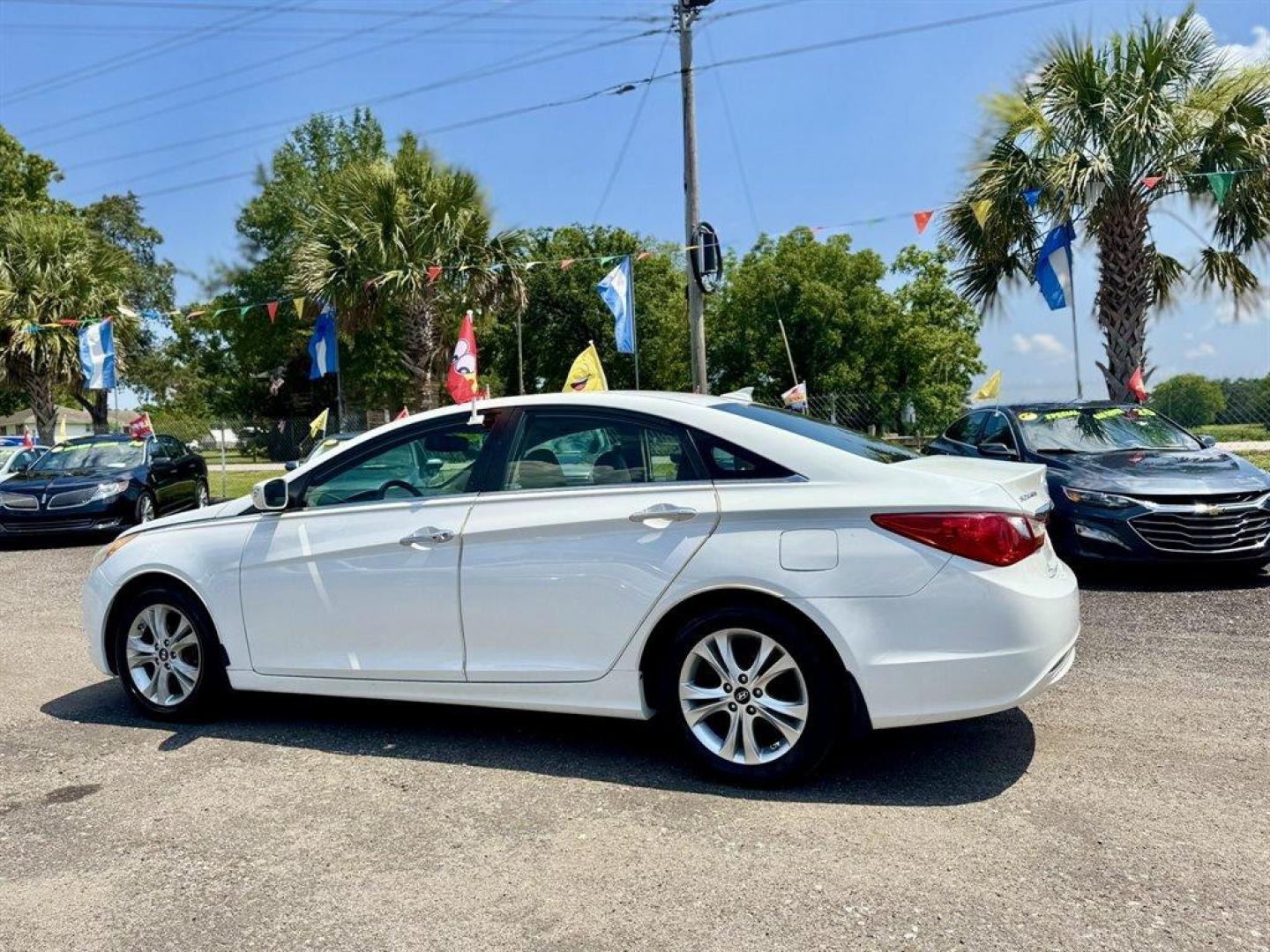 2013 White /Tan Hyundai Sonata Limited Auto (5NPEC4AC3DH) with an 2.4l I-4 DI Dohc 2.4l engine, Automatic transmission, located at 745 East Steele Rd., West Columbia, SC, 29170, (803) 755-9148, 33.927212, -81.148483 - Special Internet Price! 2013 Hyundai Sonata - Photo#5