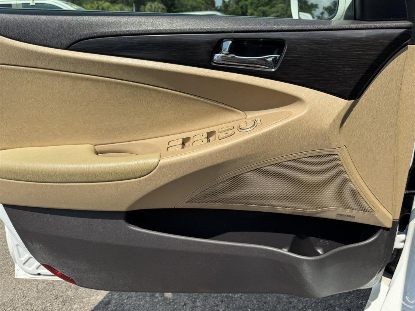 2013 White /Tan Hyundai Sonata Limited Auto (5NPEC4AC3DH) with an 2.4l I-4 DI Dohc 2.4l engine, Automatic transmission, located at 745 East Steele Rd., West Columbia, SC, 29170, (803) 755-9148, 33.927212, -81.148483 - Special Internet Price! 2013 Hyundai Sonata - Photo#20