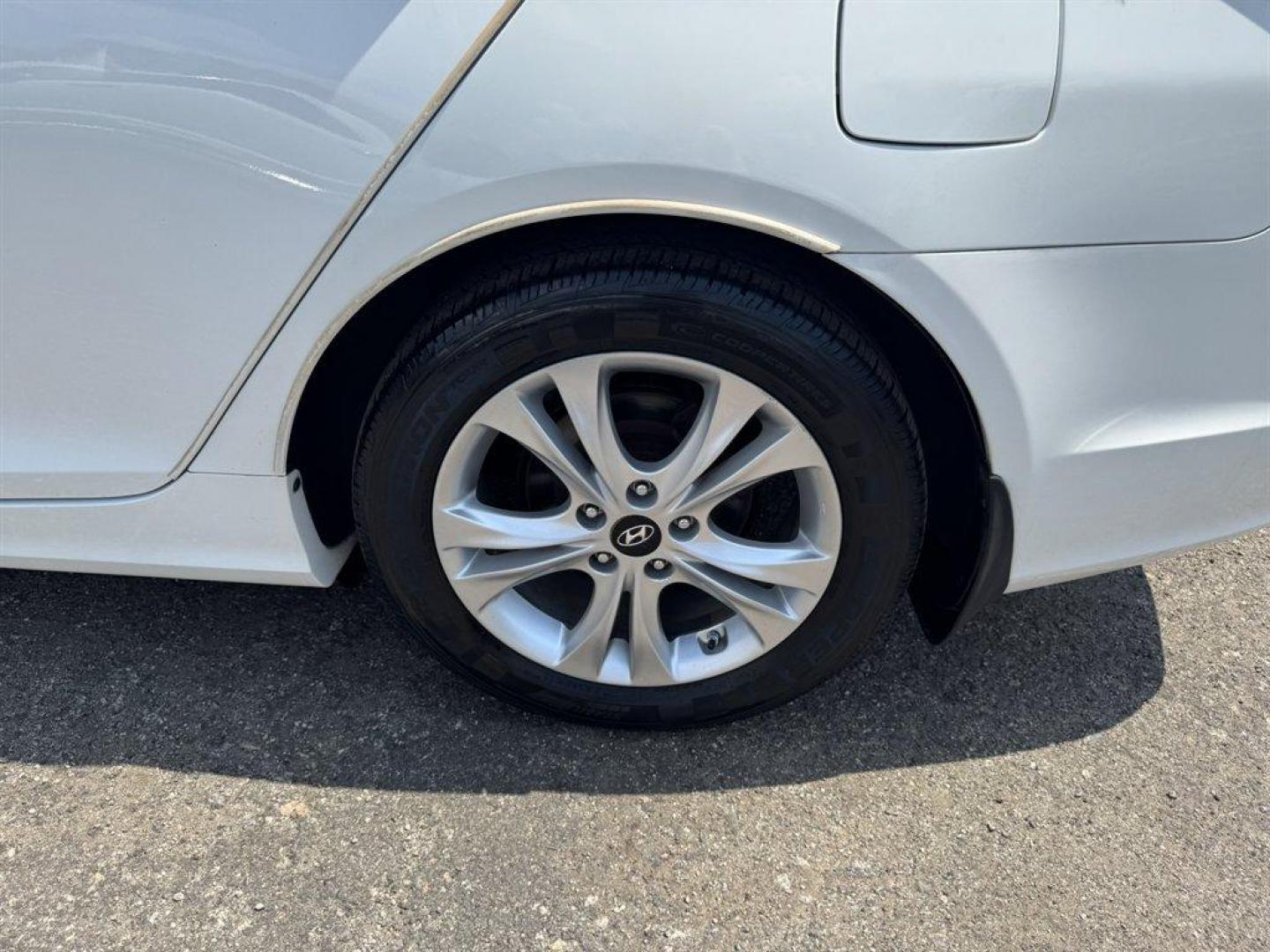 2013 White /Tan Hyundai Sonata Limited Auto (5NPEC4AC3DH) with an 2.4l I-4 DI Dohc 2.4l engine, Automatic transmission, located at 745 East Steele Rd., West Columbia, SC, 29170, (803) 755-9148, 33.927212, -81.148483 - Special Internet Price! 2013 Hyundai Sonata - Photo#32