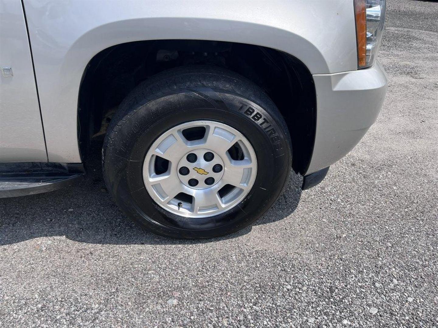 2007 Silver /Tan Chevrolet Tahoe (1GNFC13097J) with an 5.3l V8 SFI Flex 5.3l engine, Automatic transmission, located at 745 East Steele Rd., West Columbia, SC, 29170, (803) 755-9148, 33.927212, -81.148483 - Special Internet Price! 2007 Chevrolet Tahoe LT with AM/FM radio, Cruise control, Automatic air conditioning, Leather interior, Powered windows, Powered door locks, Plus more! - Photo#20