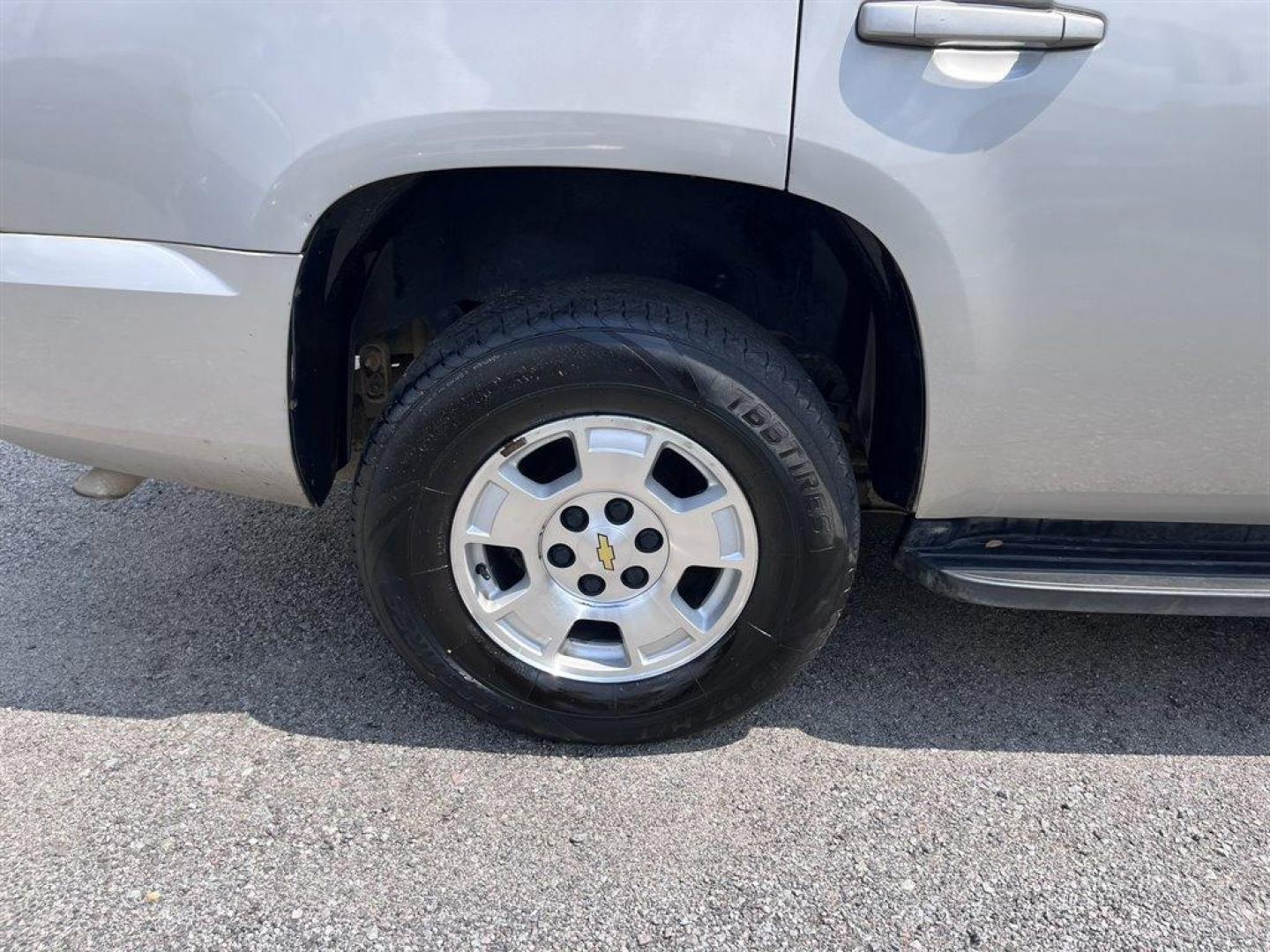 2007 Silver /Tan Chevrolet Tahoe (1GNFC13097J) with an 5.3l V8 SFI Flex 5.3l engine, Automatic transmission, located at 745 East Steele Rd., West Columbia, SC, 29170, (803) 755-9148, 33.927212, -81.148483 - Special Internet Price! 2007 Chevrolet Tahoe LT with AM/FM radio, Cruise control, Automatic air conditioning, Leather interior, Powered windows, Powered door locks, Plus more! - Photo#21