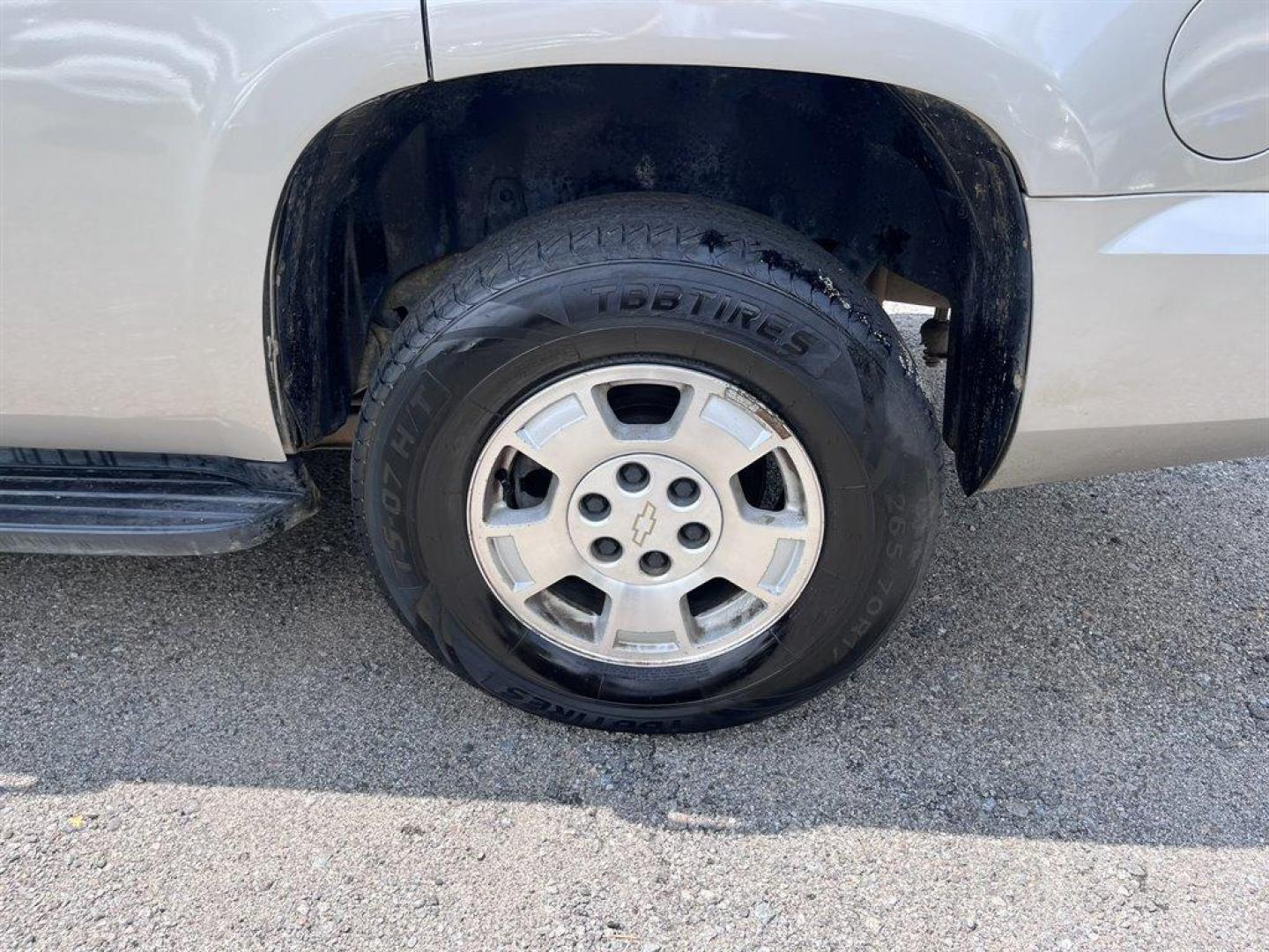 2007 Silver /Tan Chevrolet Tahoe (1GNFC13097J) with an 5.3l V8 SFI Flex 5.3l engine, Automatic transmission, located at 745 East Steele Rd., West Columbia, SC, 29170, (803) 755-9148, 33.927212, -81.148483 - Special Internet Price! 2007 Chevrolet Tahoe LT with AM/FM radio, Cruise control, Automatic air conditioning, Leather interior, Powered windows, Powered door locks, Plus more! - Photo#22