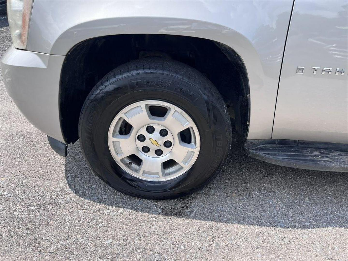 2007 Silver /Tan Chevrolet Tahoe (1GNFC13097J) with an 5.3l V8 SFI Flex 5.3l engine, Automatic transmission, located at 745 East Steele Rd., West Columbia, SC, 29170, (803) 755-9148, 33.927212, -81.148483 - Special Internet Price! 2007 Chevrolet Tahoe LT with AM/FM radio, Cruise control, Automatic air conditioning, Leather interior, Powered windows, Powered door locks, Plus more! - Photo#23