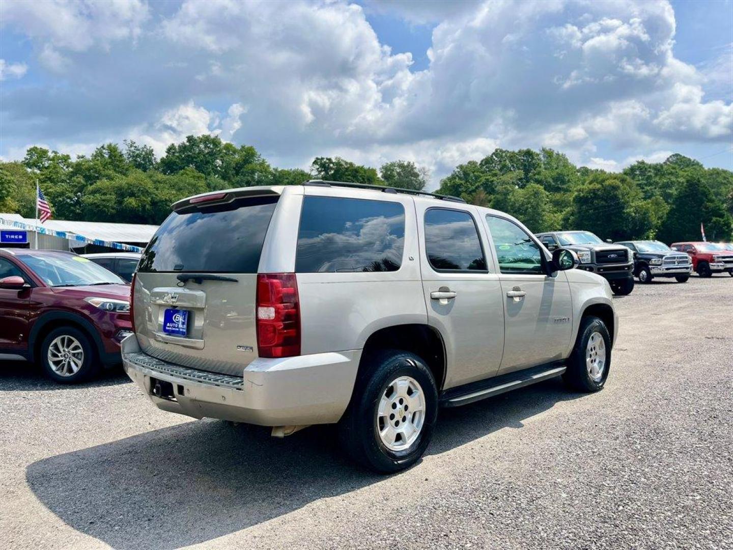 2007 Silver /Tan Chevrolet Tahoe (1GNFC13097J) with an 5.3l V8 SFI Flex 5.3l engine, Automatic transmission, located at 745 East Steele Rd., West Columbia, SC, 29170, (803) 755-9148, 33.927212, -81.148483 - Special Internet Price! 2007 Chevrolet Tahoe LT with AM/FM radio, Cruise control, Automatic air conditioning, Leather interior, Powered windows, Powered door locks, Plus more! - Photo#2