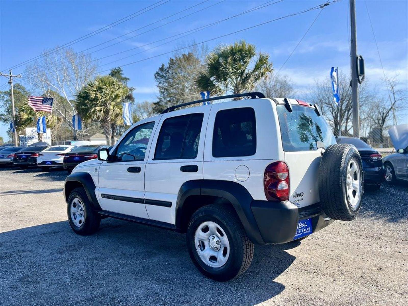 2007 White /Grey Jeep Liberty Sport 4WD (1J4GL48K17W) with an 3.7l V6 MPI 3.7l engine, Automatic transmission, located at 745 East Steele Rd., West Columbia, SC, 29170, (803) 755-9148, 33.927212, -81.148483 - 2007 Jeep Liberty- CASH SALE- AS IS, AS IS, AS IS! - Photo #1