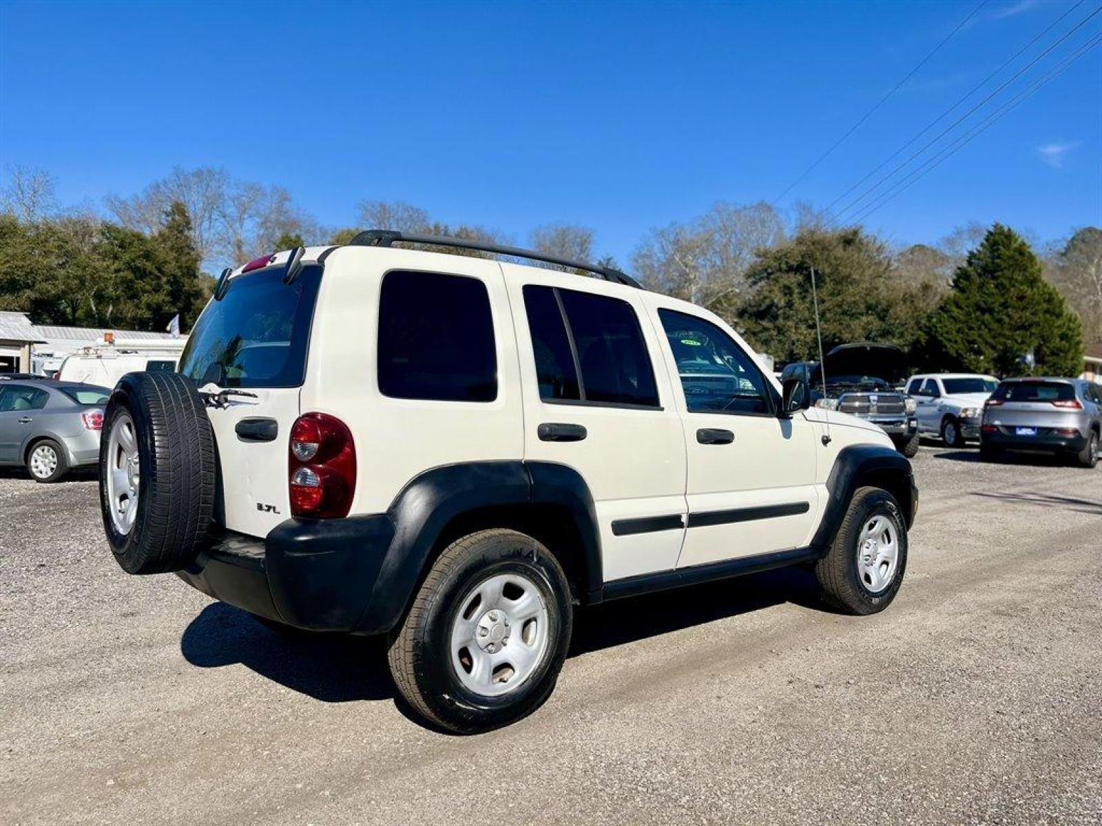 2007 White /Grey Jeep Liberty Sport 4WD (1J4GL48K17W) with an 3.7l V6 MPI 3.7l engine, Automatic transmission, located at 745 East Steele Rd., West Columbia, SC, 29170, (803) 755-9148, 33.927212, -81.148483 - 2007 Jeep Liberty- CASH SALE- AS IS, AS IS, AS IS! - Photo #2