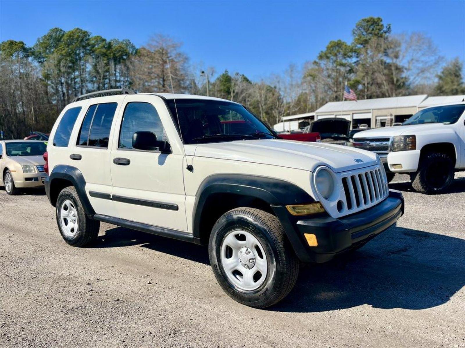 2007 White /Grey Jeep Liberty Sport 4WD (1J4GL48K17W) with an 3.7l V6 MPI 3.7l engine, Automatic transmission, located at 745 East Steele Rd., West Columbia, SC, 29170, (803) 755-9148, 33.927212, -81.148483 - 2007 Jeep Liberty- CASH SALE- AS IS, AS IS, AS IS! - Photo #3