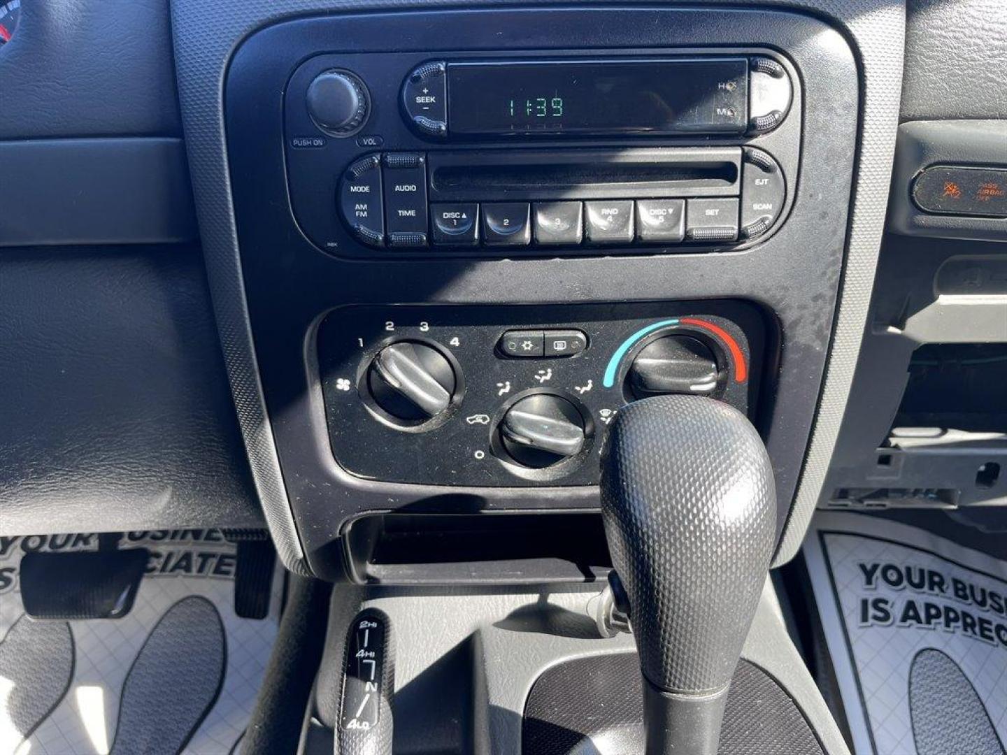 2007 White /Grey Jeep Liberty Sport 4WD (1J4GL48K17W) with an 3.7l V6 MPI 3.7l engine, Automatic transmission, located at 745 East Steele Rd., West Columbia, SC, 29170, (803) 755-9148, 33.927212, -81.148483 - 2007 Jeep Liberty- CASH SALE- AS IS, AS IS, AS IS! - Photo#8