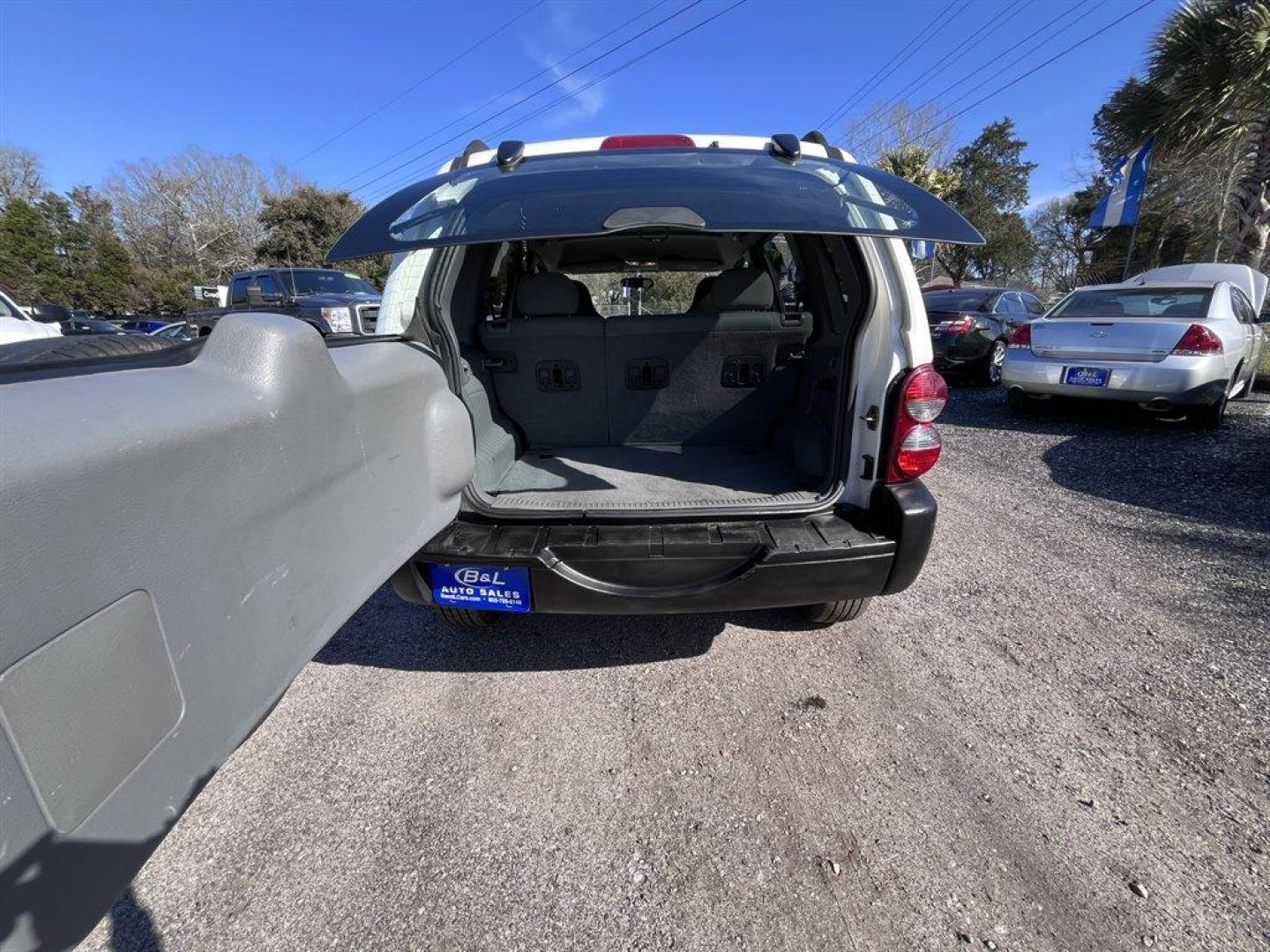 2007 White /Grey Jeep Liberty Sport 4WD (1J4GL48K17W) with an 3.7l V6 MPI 3.7l engine, Automatic transmission, located at 745 East Steele Rd., West Columbia, SC, 29170, (803) 755-9148, 33.927212, -81.148483 - 2007 Jeep Liberty- CASH SALE- AS IS, AS IS, AS IS! - Photo#20