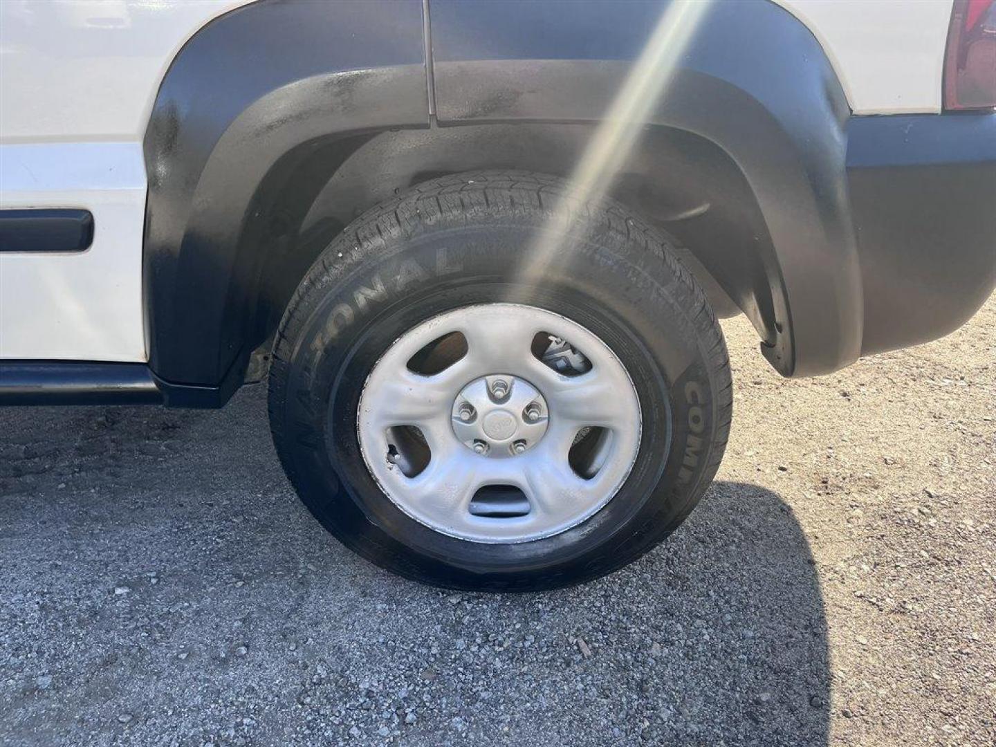 2007 White /Grey Jeep Liberty Sport 4WD (1J4GL48K17W) with an 3.7l V6 MPI 3.7l engine, Automatic transmission, located at 745 East Steele Rd., West Columbia, SC, 29170, (803) 755-9148, 33.927212, -81.148483 - 2007 Jeep Liberty- CASH SALE- AS IS, AS IS, AS IS! - Photo#24