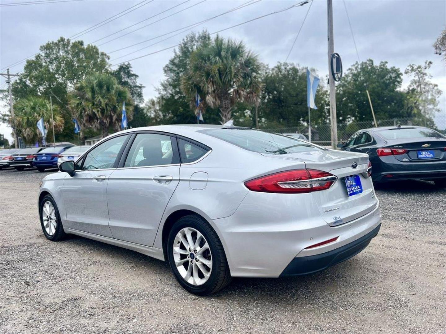 2019 Silver /Black Ford Fusion (3FA6P0HDXKR) with an 1.5l I-4 DI Dohc Ecoboost engine, Automatic transmission, located at 745 East Steele Rd., West Columbia, SC, 29170, (803) 755-9148, 33.927212, -81.148483 - Special Internet Price! 2019 Ford Fusion SE with Bluetooth, SiriusXM Radio, AM/FM/MP3 Stereo, 8 center LCD capacitive touch-screen, Backup camera, Cruise control with steering wheel controls, Cloth front bucket seats, Front powered seats, Proximity Key For Push Button Start, Remote Keyless Entry, Du - Photo#1