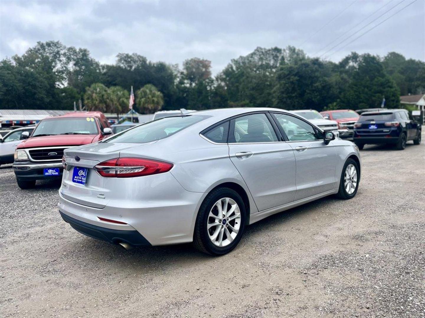 2019 Silver /Black Ford Fusion (3FA6P0HDXKR) with an 1.5l I-4 DI Dohc Ecoboost engine, Automatic transmission, located at 745 East Steele Rd., West Columbia, SC, 29170, (803) 755-9148, 33.927212, -81.148483 - Special Internet Price! 2019 Ford Fusion SE with Bluetooth, SiriusXM Radio, AM/FM/MP3 Stereo, 8 center LCD capacitive touch-screen, Backup camera, Cruise control with steering wheel controls, Cloth front bucket seats, Front powered seats, Proximity Key For Push Button Start, Remote Keyless Entry, Du - Photo#2