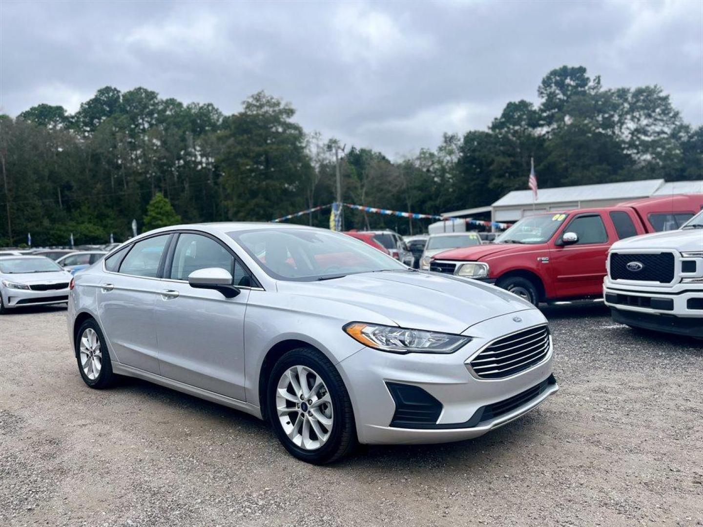 2019 Silver /Black Ford Fusion (3FA6P0HDXKR) with an 1.5l I-4 DI Dohc Ecoboost engine, Automatic transmission, located at 745 East Steele Rd., West Columbia, SC, 29170, (803) 755-9148, 33.927212, -81.148483 - Special Internet Price! 2019 Ford Fusion SE with Bluetooth, SiriusXM Radio, AM/FM/MP3 Stereo, 8 center LCD capacitive touch-screen, Backup camera, Cruise control with steering wheel controls, Cloth front bucket seats, Front powered seats, Proximity Key For Push Button Start, Remote Keyless Entry, Du - Photo#3