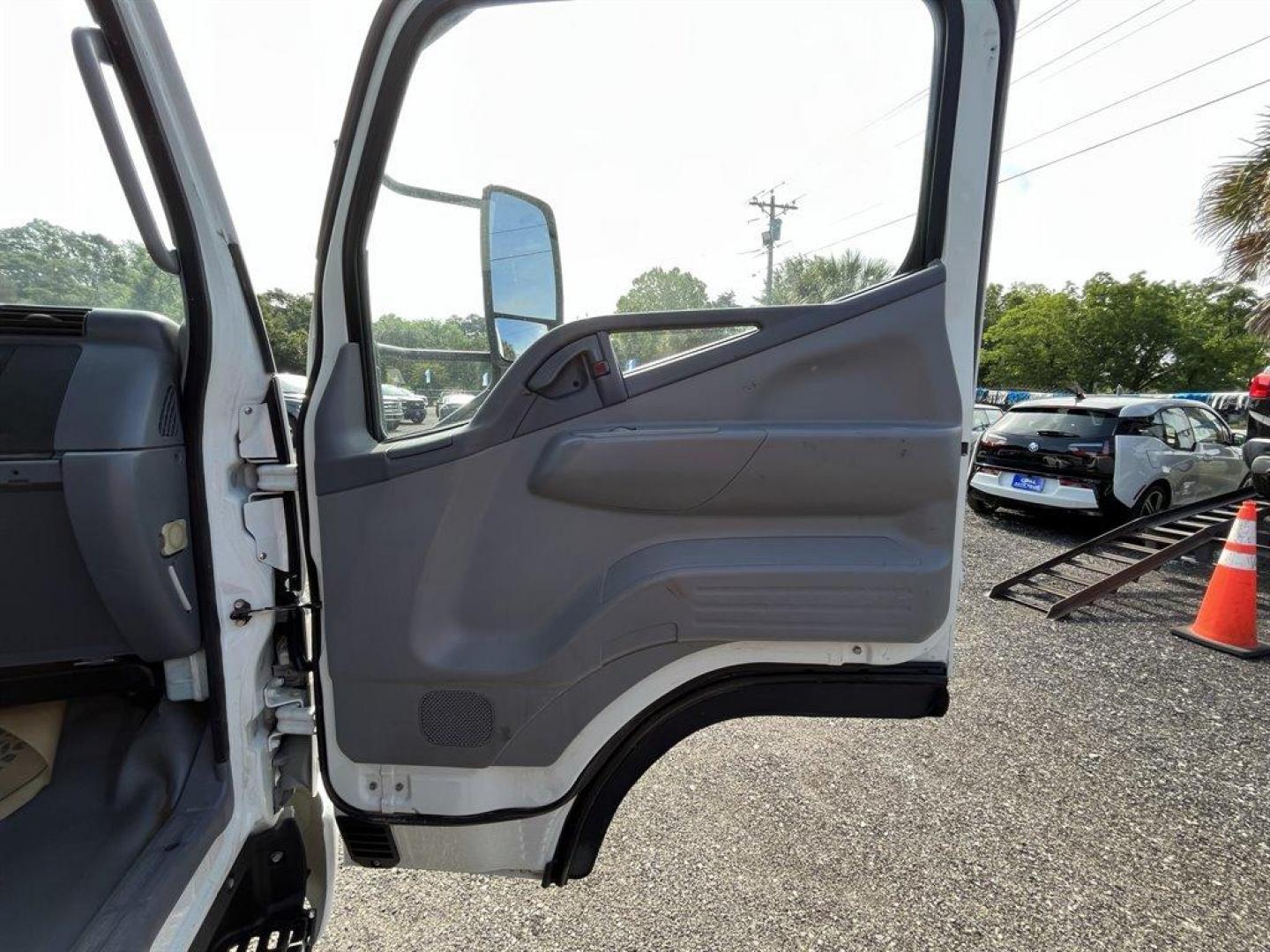 2010 White /Grey Mitsubishi Fuso (JL6BBD1S5AK) with an 4.9l Turbo Diesel 299 CID engine, Automatic transmission, located at 745 East Steele Rd., West Columbia, SC, 29170, (803) 755-9148, 33.927212, -81.148483 - Special Internet Price! 2010 Mitsubishi FUSO *********HUGE PRICE CUT TO MOVE********** - Photo#10