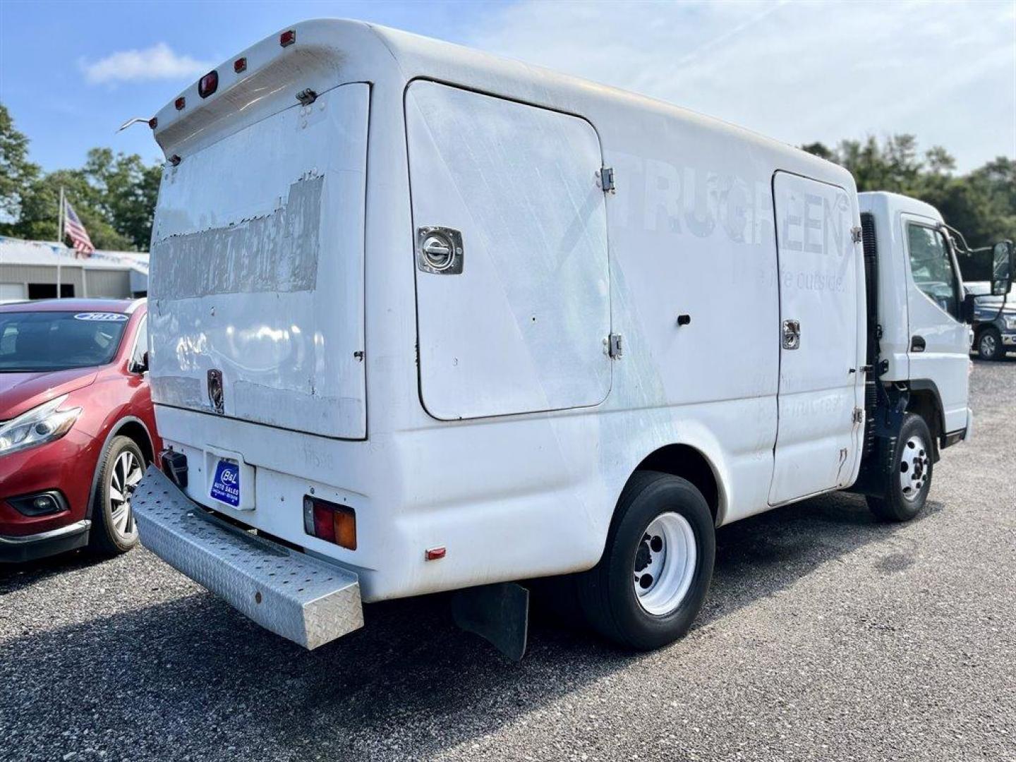 2010 White /Grey Mitsubishi Fuso (JL6BBD1S5AK) with an 4.9l Turbo Diesel 299 CID engine, Automatic transmission, located at 745 East Steele Rd., West Columbia, SC, 29170, (803) 755-9148, 33.927212, -81.148483 - Special Internet Price! 2010 Mitsubishi FUSO *********HUGE PRICE CUT TO MOVE********** - Photo#2