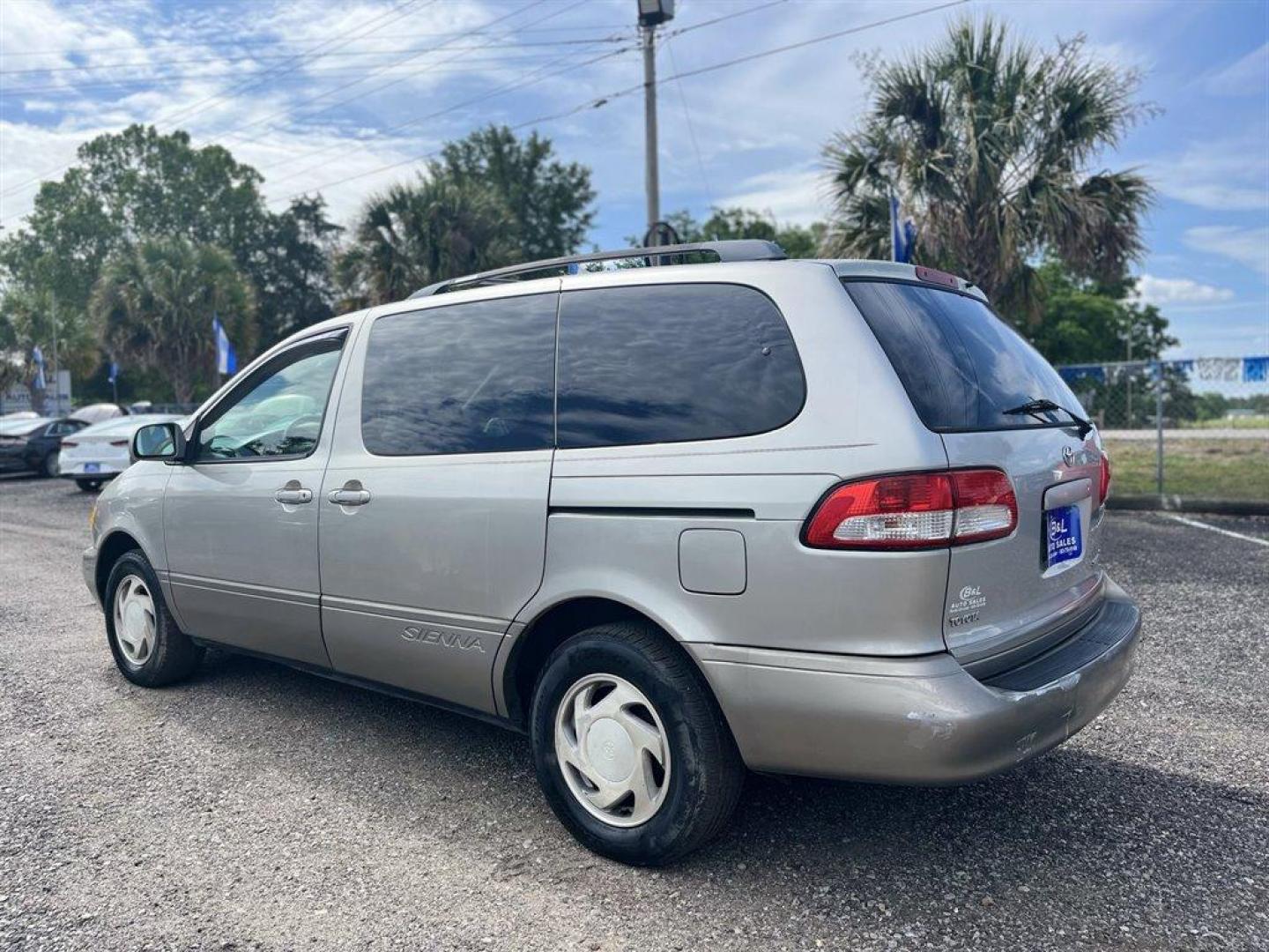 2002 Silver /Grey Toyota Sienna (4T3ZF13C82U) with an 3.0l V6 MPI Dohc 3.0l engine, Automatic transmission, located at 745 East Steele Rd., West Columbia, SC, 29170, (803) 755-9148, 33.927212, -81.148483 - Special Internet Price! BUY HERE, PAY HERE - $680 DOWN PAYMENT! 2002 Toyota Sienna With Leather Interior, 3rd Row Seating, Cruise Control, Sunroof, Dual sliding doors, Roof rack, JBL premium AM/FM stereo w/cassette/compact disc, 8 speakers, Plus More! - Photo#1