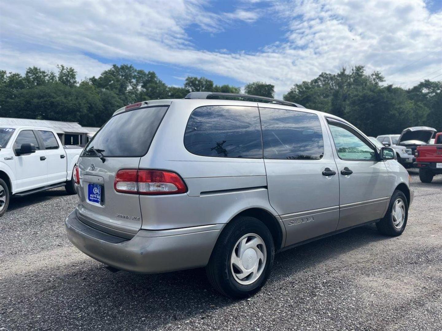 2002 Silver /Grey Toyota Sienna (4T3ZF13C82U) with an 3.0l V6 MPI Dohc 3.0l engine, Automatic transmission, located at 745 East Steele Rd., West Columbia, SC, 29170, (803) 755-9148, 33.927212, -81.148483 - Special Internet Price! BUY HERE, PAY HERE - $680 DOWN PAYMENT! 2002 Toyota Sienna With Leather Interior, 3rd Row Seating, Cruise Control, Sunroof, Dual sliding doors, Roof rack, JBL premium AM/FM stereo w/cassette/compact disc, 8 speakers, Plus More! - Photo#2