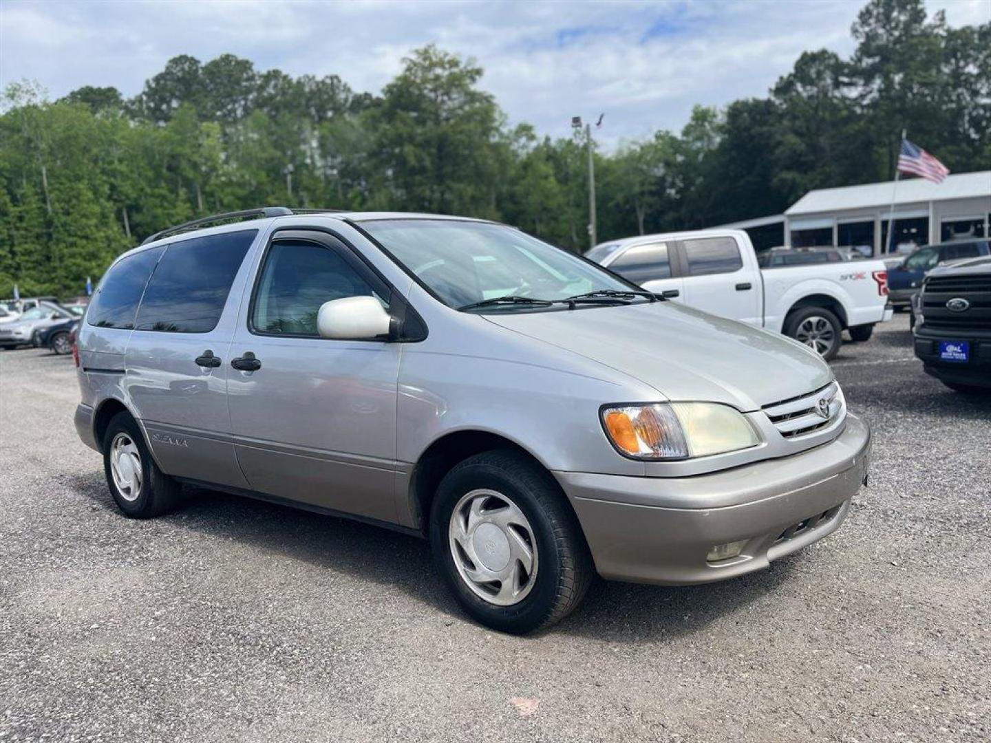 2002 Silver /Grey Toyota Sienna (4T3ZF13C82U) with an 3.0l V6 MPI Dohc 3.0l engine, Automatic transmission, located at 745 East Steele Rd., West Columbia, SC, 29170, (803) 755-9148, 33.927212, -81.148483 - Special Internet Price! BUY HERE, PAY HERE - $680 DOWN PAYMENT! 2002 Toyota Sienna With Leather Interior, 3rd Row Seating, Cruise Control, Sunroof, Dual sliding doors, Roof rack, JBL premium AM/FM stereo w/cassette/compact disc, 8 speakers, Plus More! - Photo#3