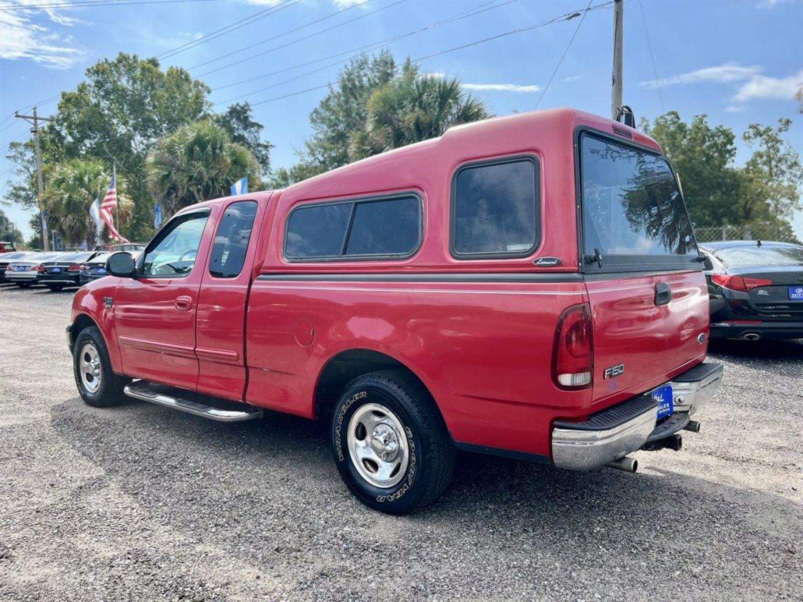 2000 Red /Grey Ford F150 (1FTRX17W0YN) with an 4.6l V8 EFI Sohc 4.6l engine, Automatic transmission, located at 745 East Steele Rd., West Columbia, SC, 29170, (803) 755-9148, 33.927212, -81.148483 - Special Internet Price! 2000 Ford F150 XLT with Electronic AM/FM stereo radio, Cruise control, Cloth interior, Powered door locks, Powered windows, Seats up to 6, Truck bed cap, Plus more! - Photo #1