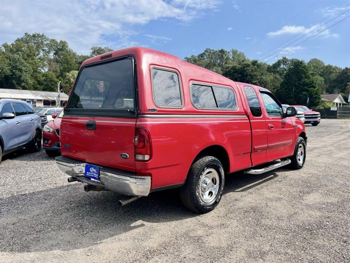 2000 Red /Grey Ford F150 (1FTRX17W0YN) with an 4.6l V8 EFI Sohc 4.6l engine, Automatic transmission, located at 745 East Steele Rd., West Columbia, SC, 29170, (803) 755-9148, 33.927212, -81.148483 - Special Internet Price! 2000 Ford F150 XLT with Electronic AM/FM stereo radio, Cruise control, Cloth interior, Powered door locks, Powered windows, Seats up to 6, Truck bed cap, Plus more! - Photo#2